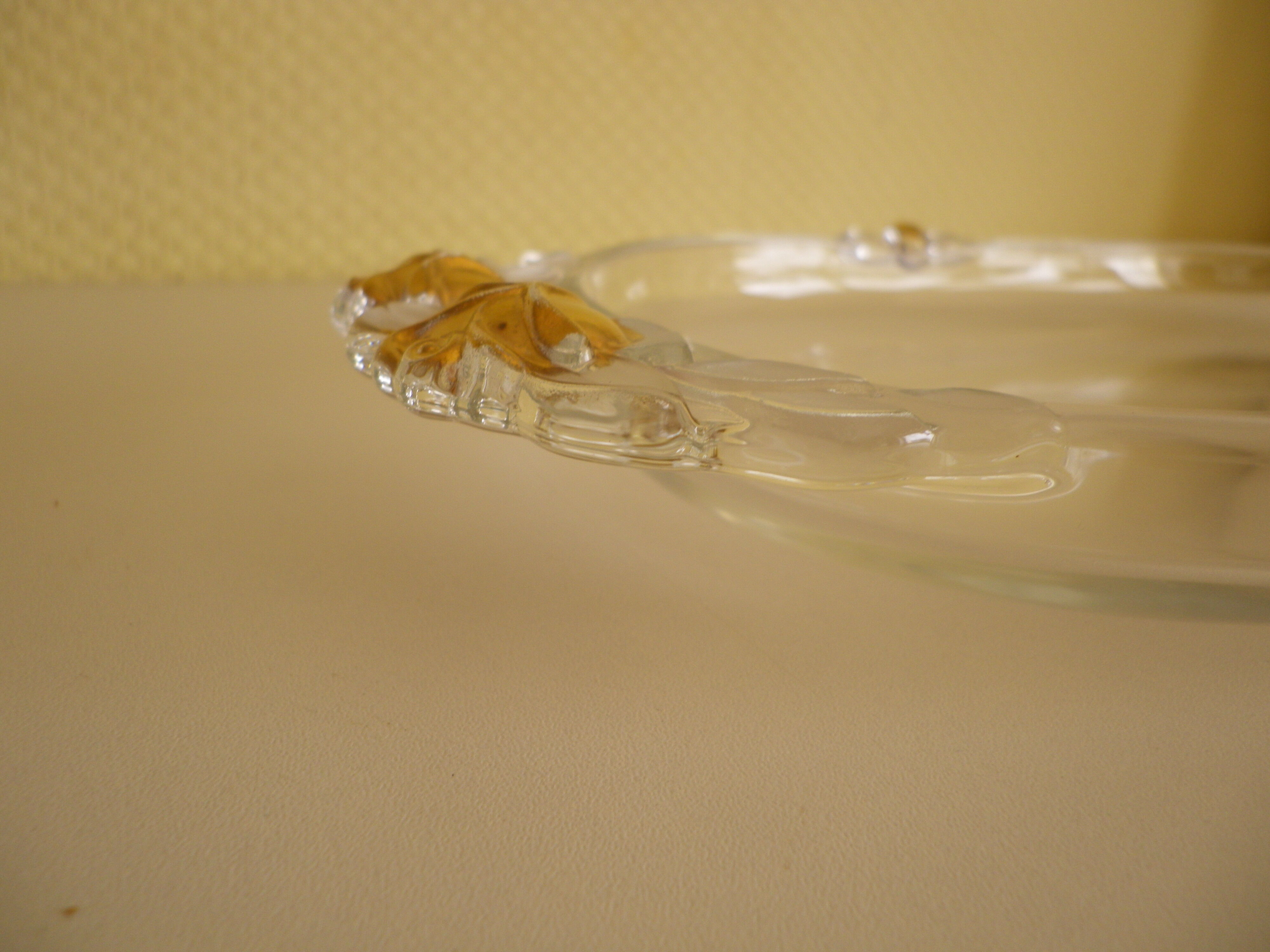 Plat de service vintage en verre transparent et bordures moulées en verre opaque avec dorure