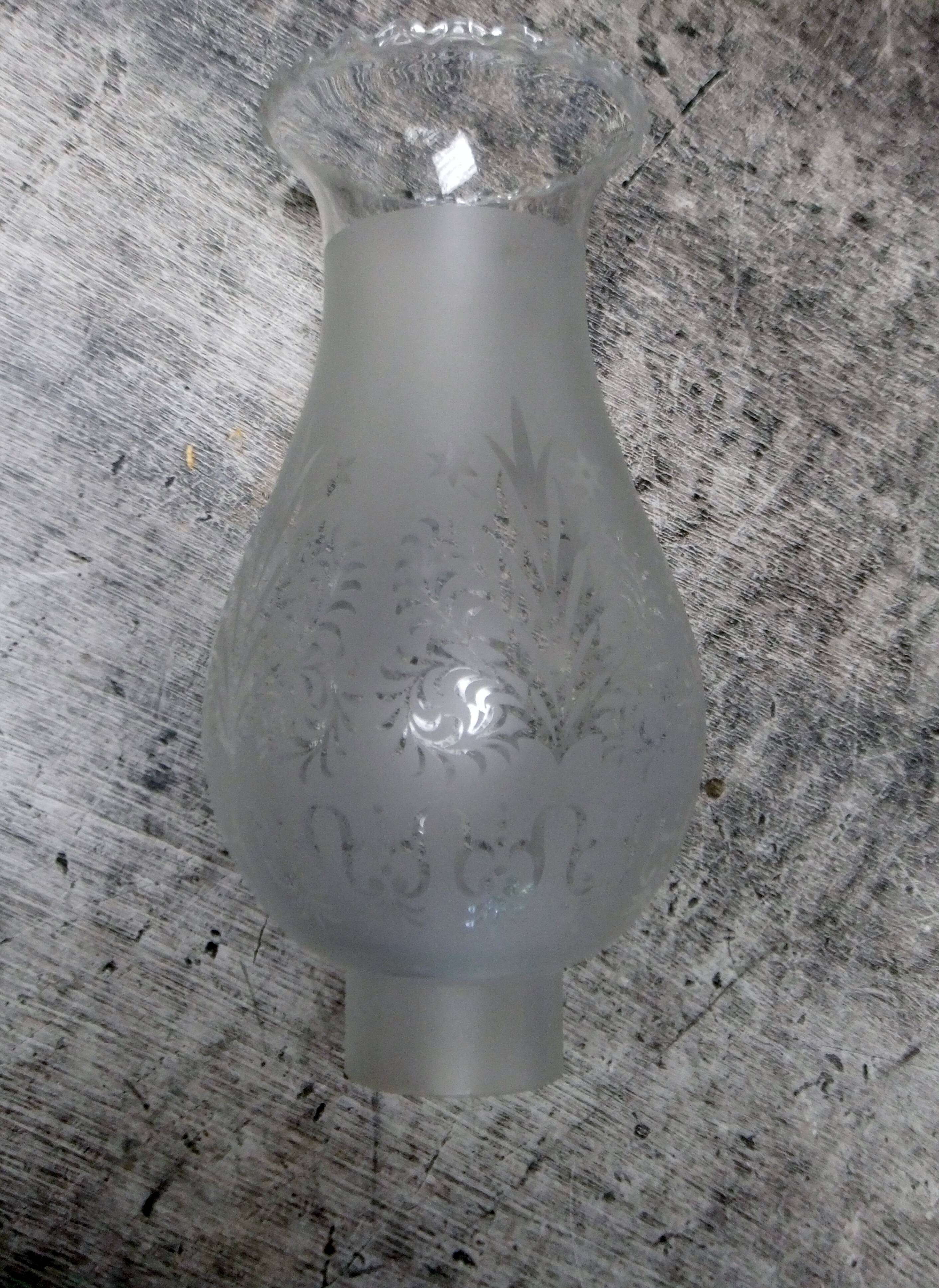 Globe ancien  pour lampe à pétrole  tulipe verre gravé