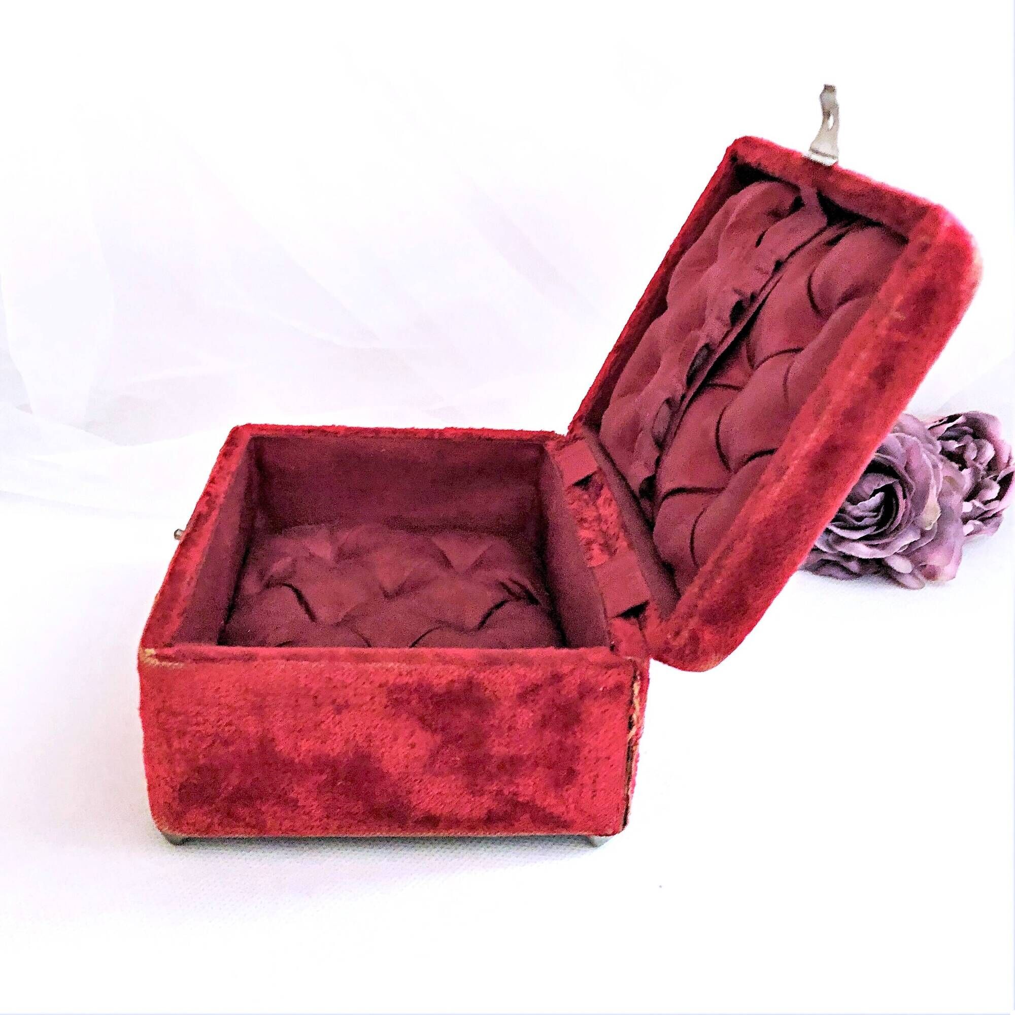 Sewing box padded with red silk, Napoleon III style