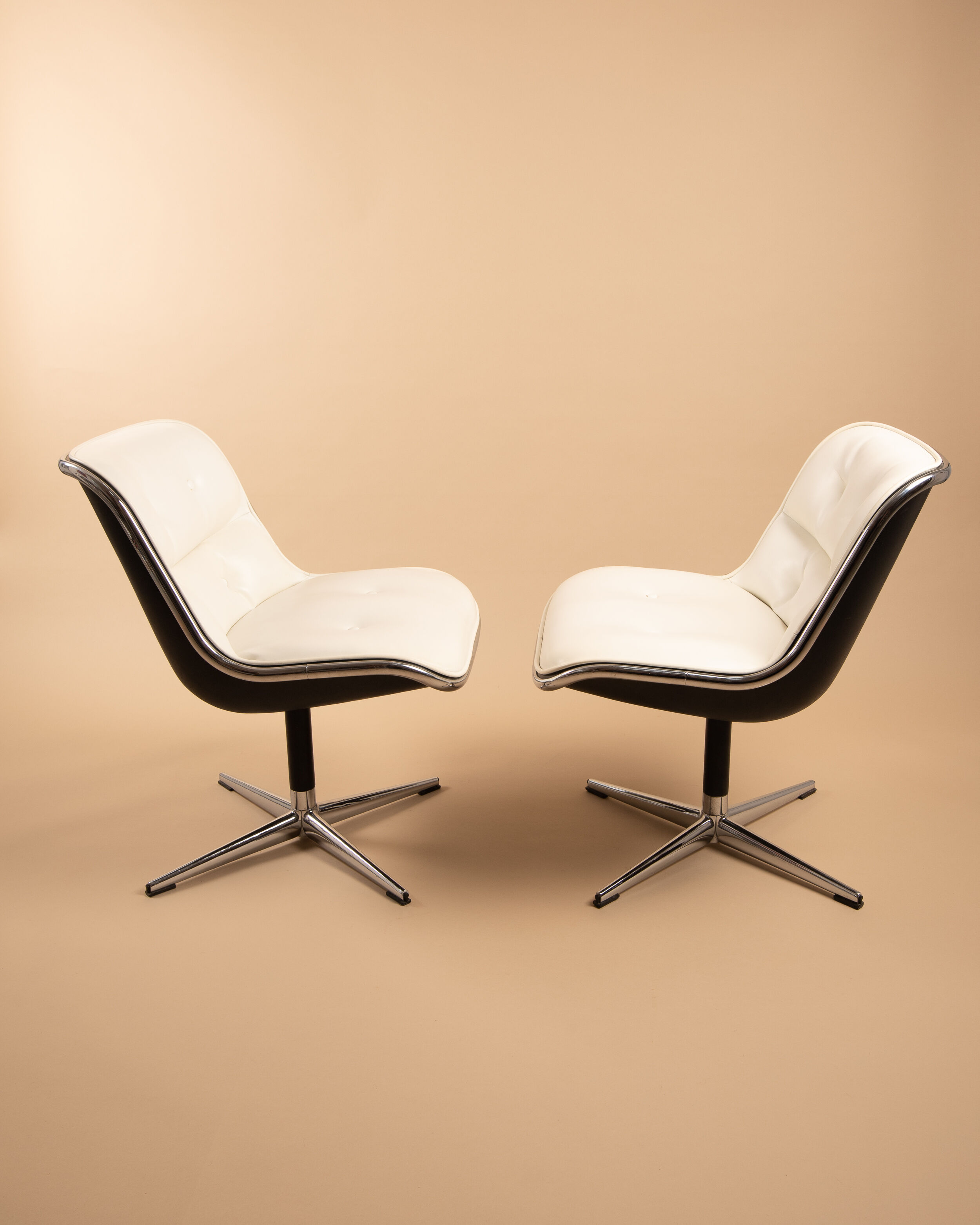 Pair of chairs by Charles Pollock, knoll 60