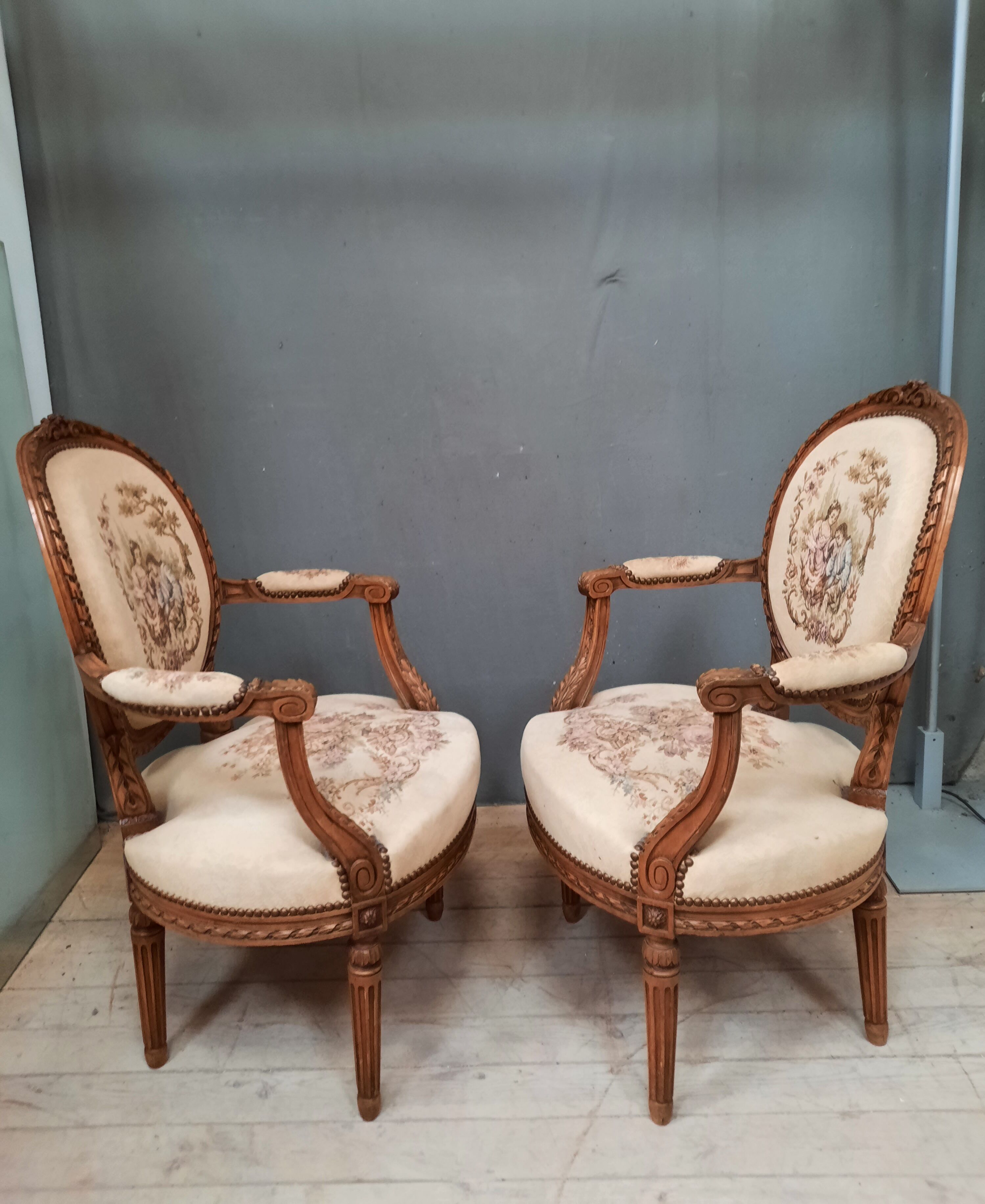Paire de fauteuils style Louis XVI