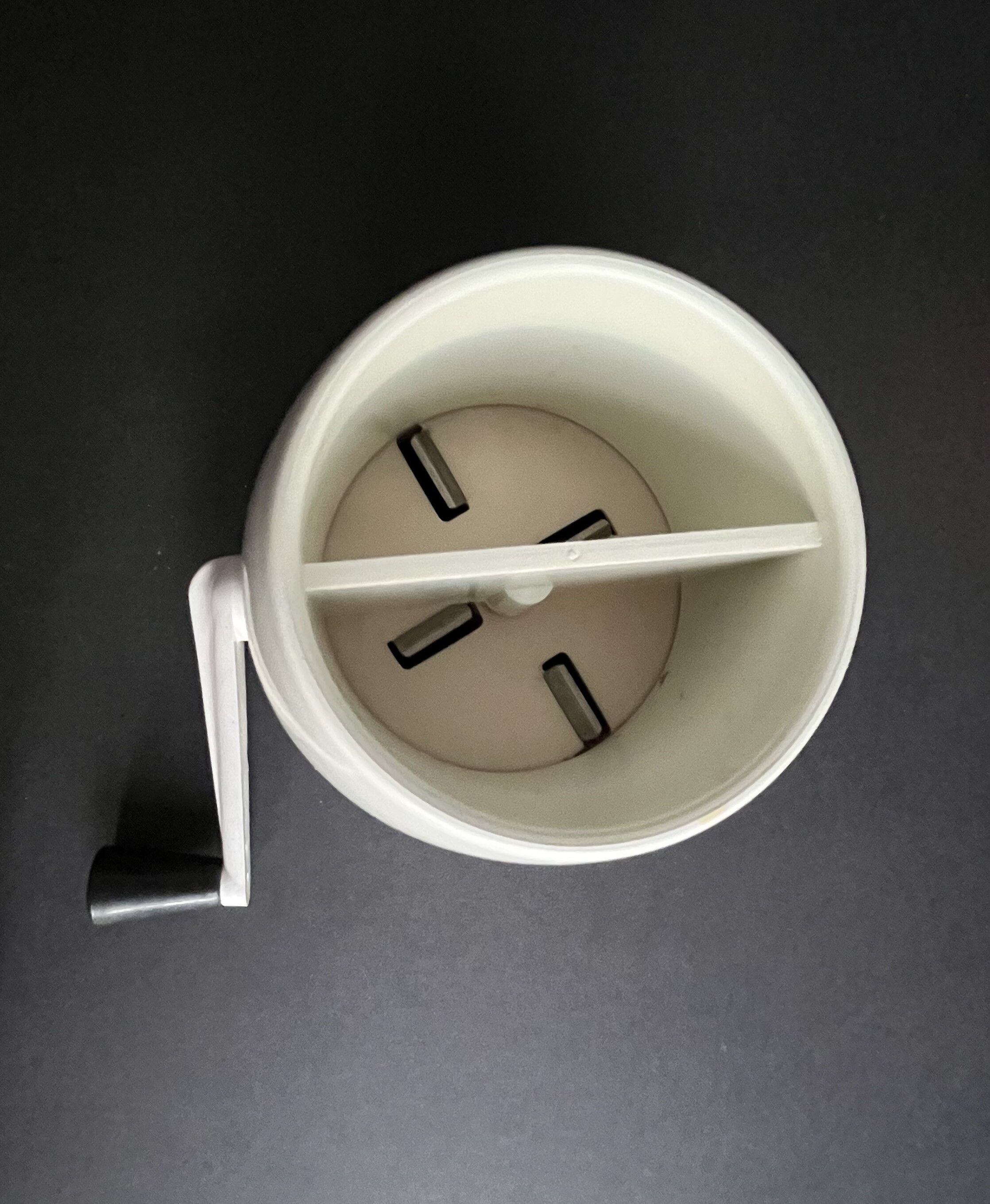 Apparatus for making crushed ice