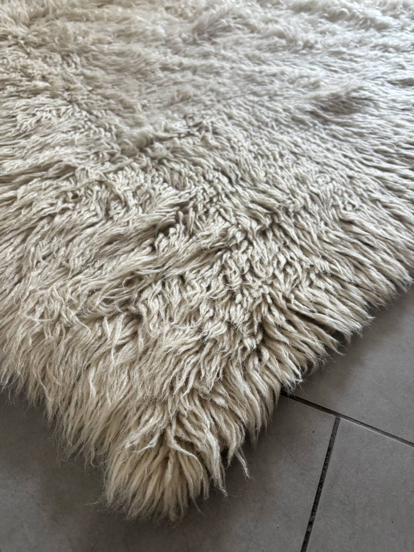 Large vintage carpet 100% pure wool Flokati with long pile from the 60s-70s.