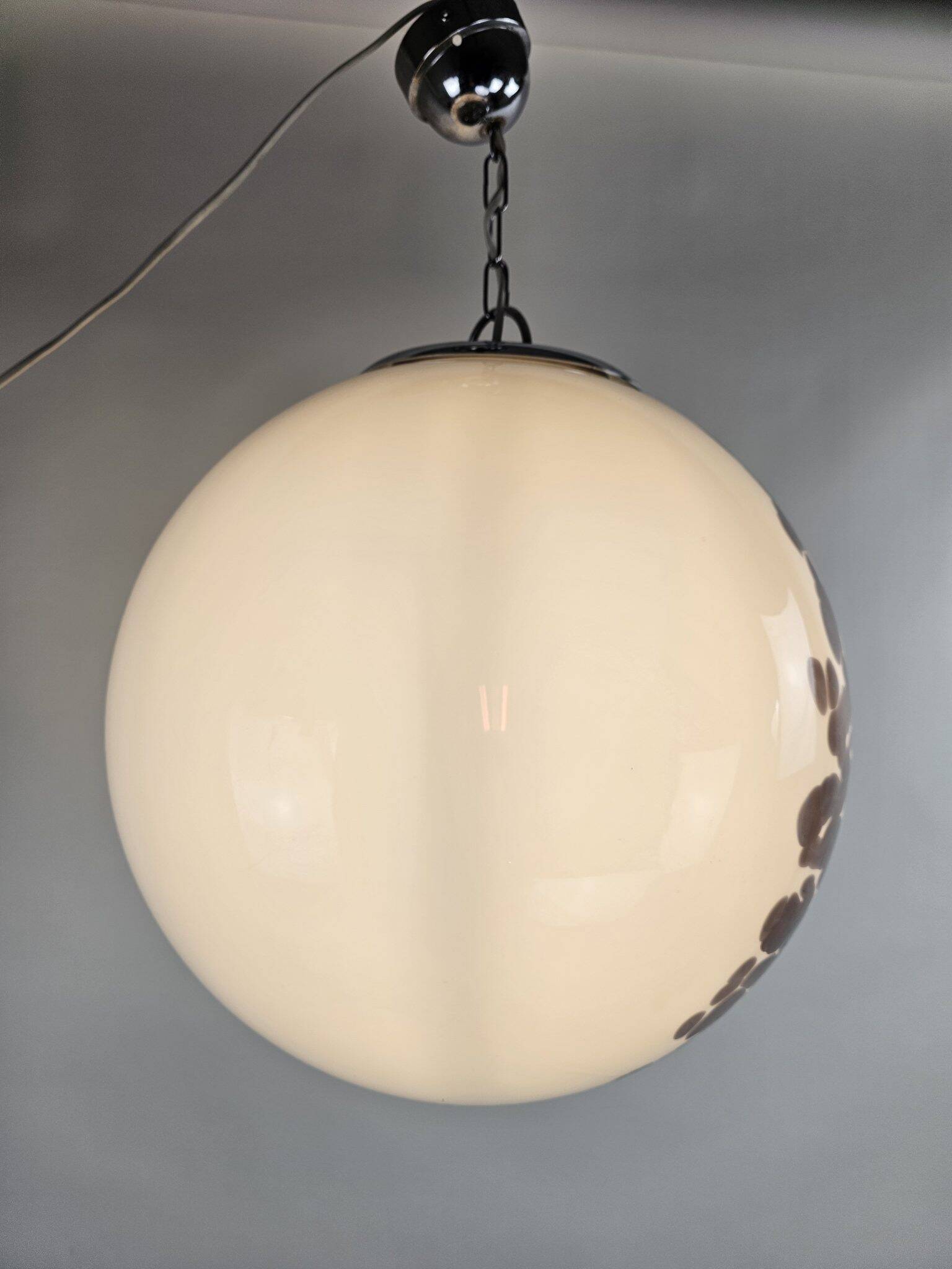 Grande lampe globe diamètre 45 cm Italie années 60 en verre blanc et violet.