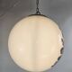 Grande lampe globe diamètre 45 cm Italie années 60 en verre blanc et violet.