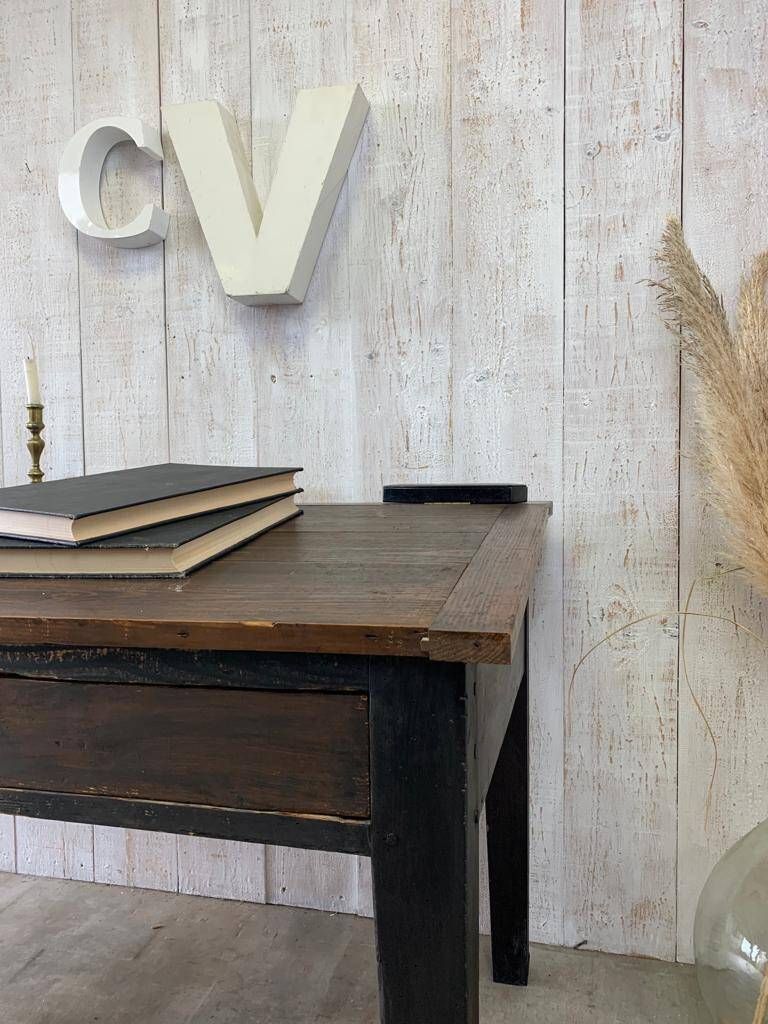 Writing desk/office desk of a notary