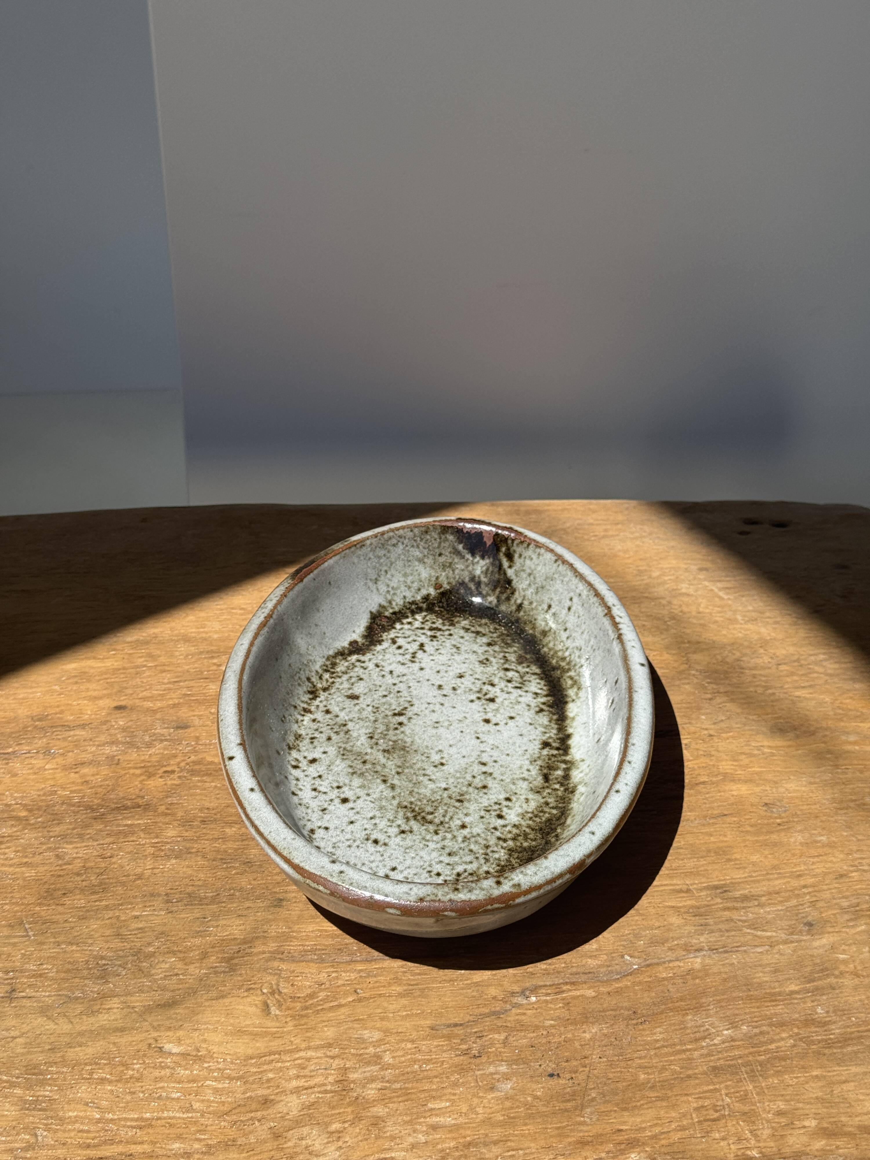 Petit plat ovale en céramique mouchetée glacée L23