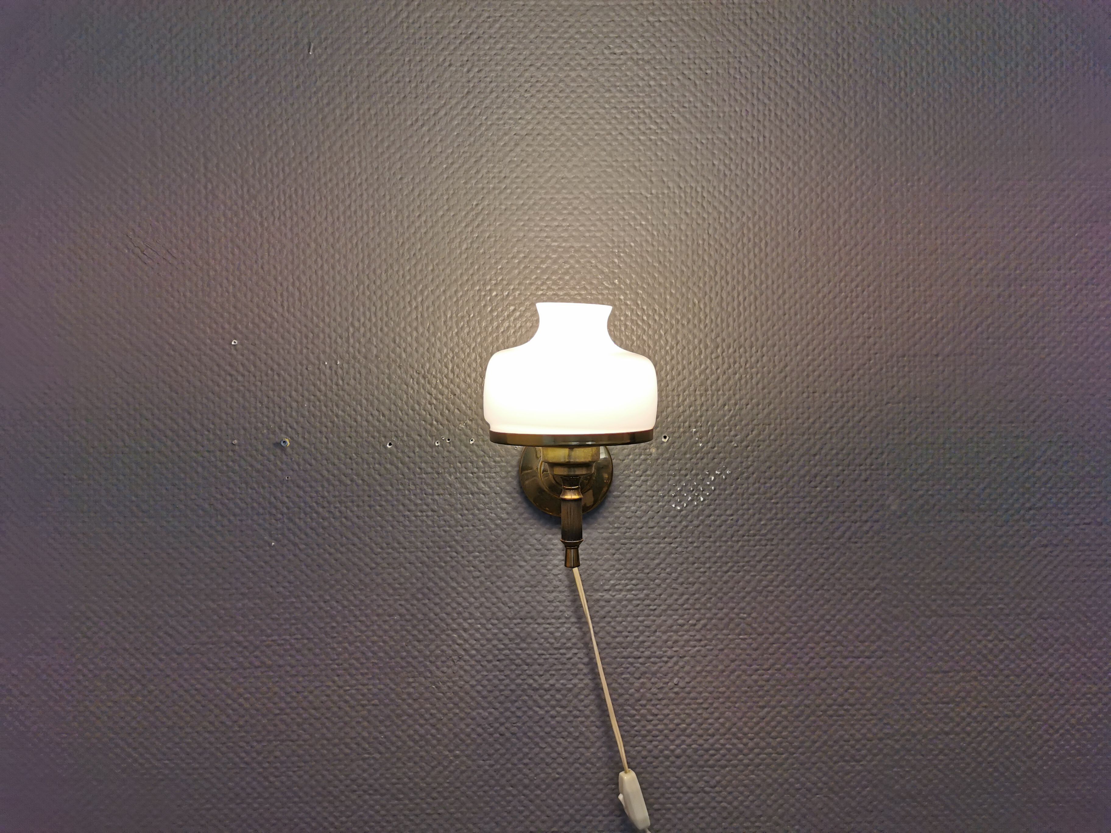 Older wall lamp, in metal, brass and milk-white glass