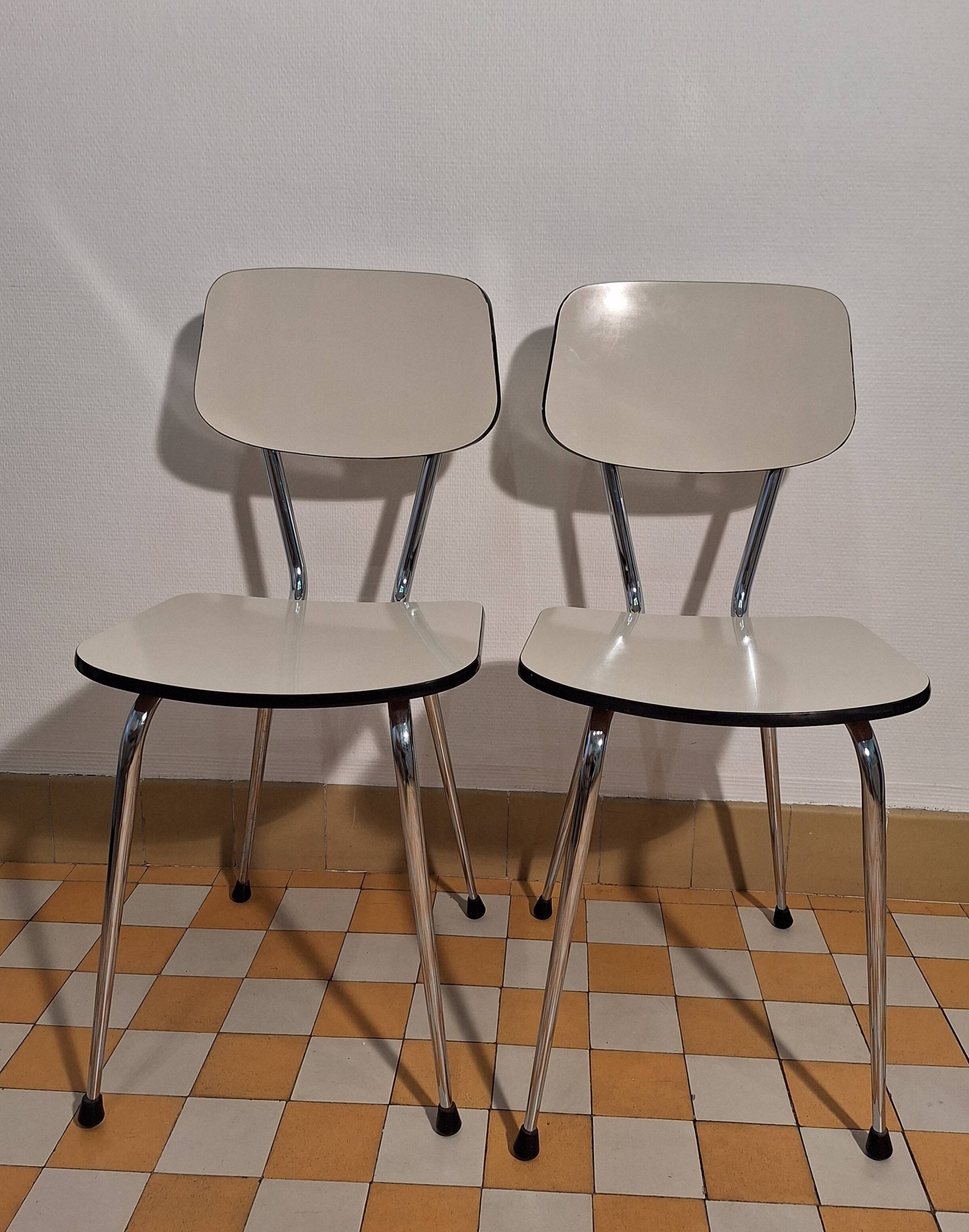 2 chaises en formica