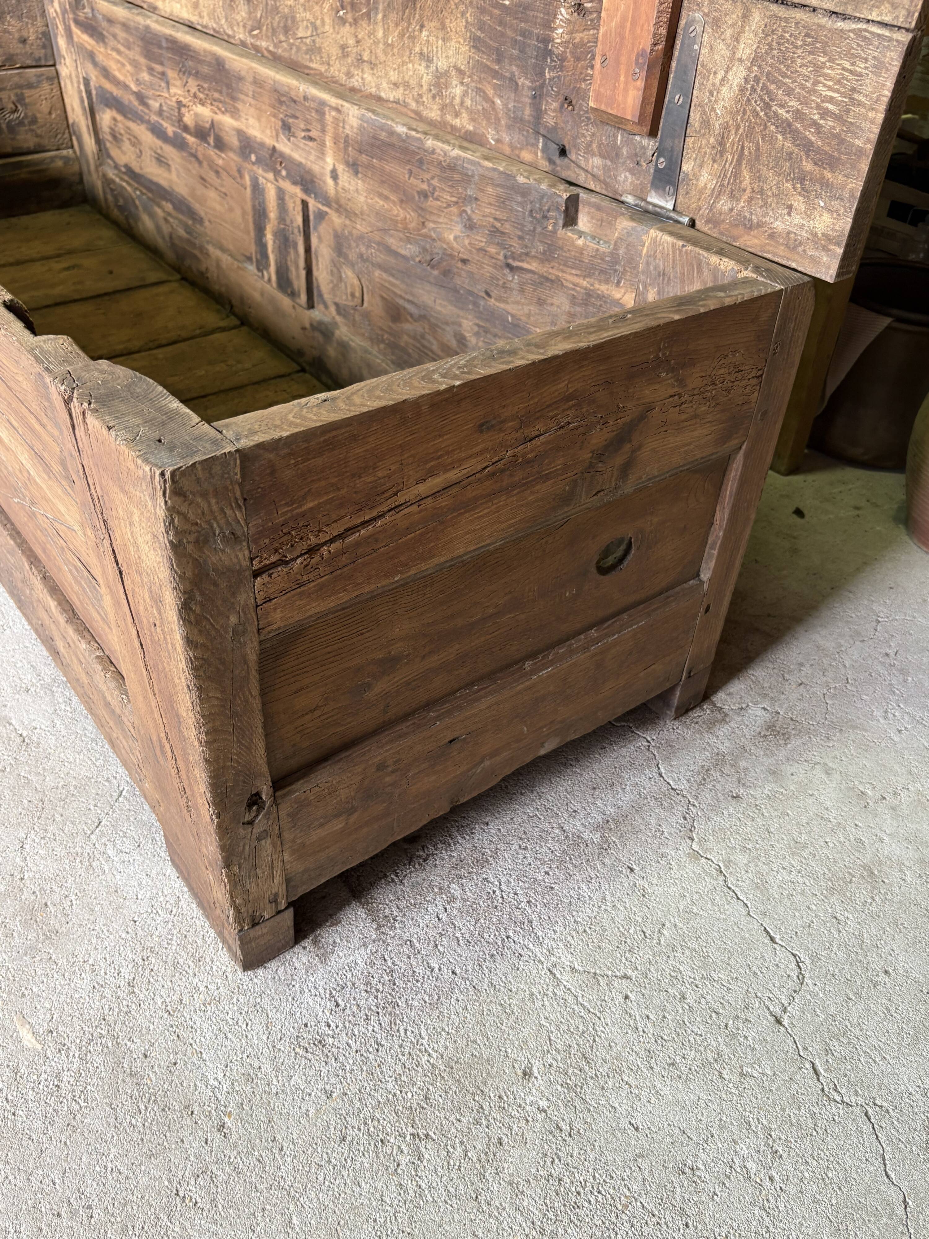 Maie ancienne en bois massif