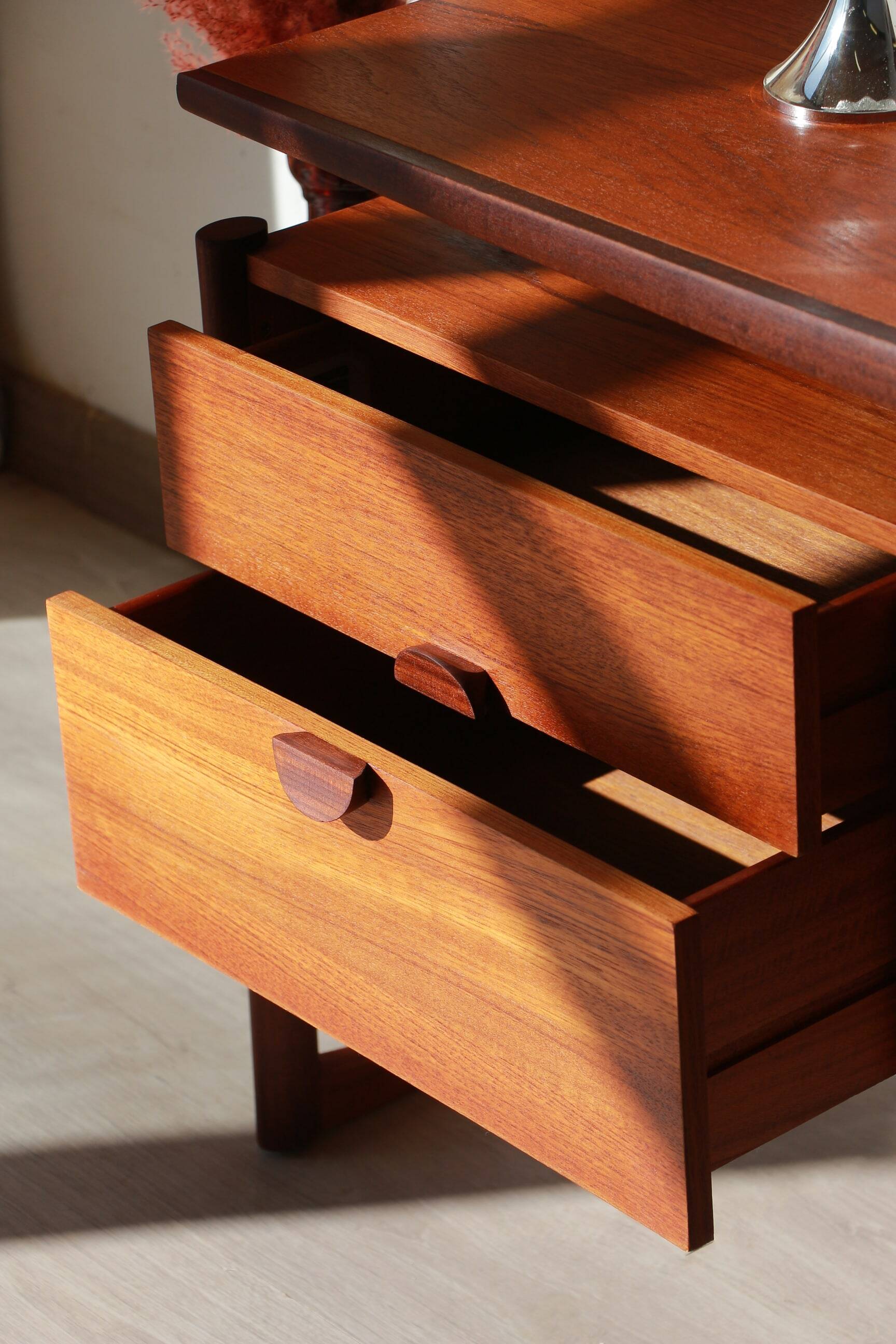 Desk/Dressing table - Durable Suites - 1960