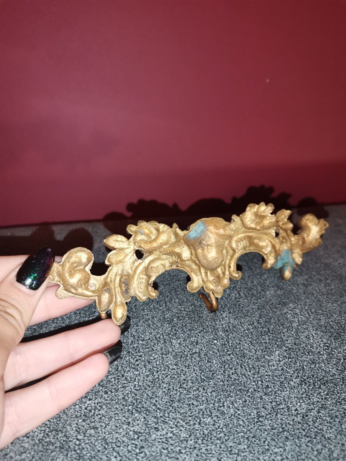 Porte clé patère doré