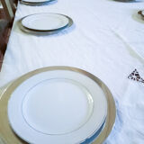 Solid tin plates (presentation) under plates