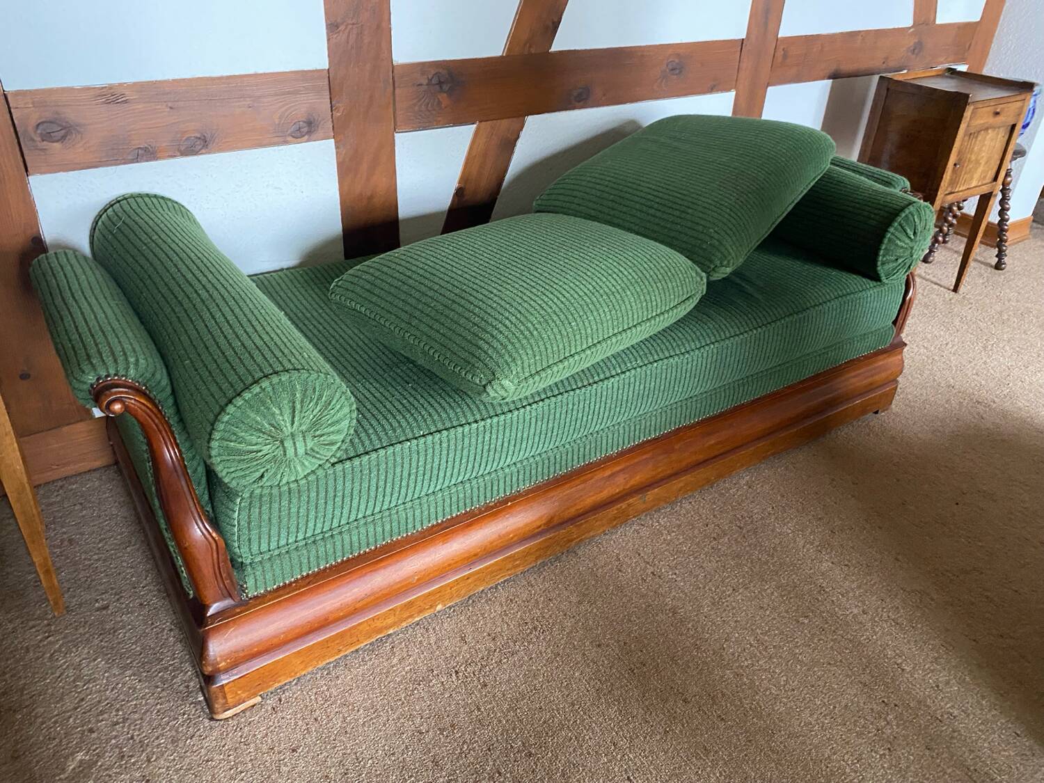 Resting bed in mahogany with epic green velvet fabric from the 19th century.