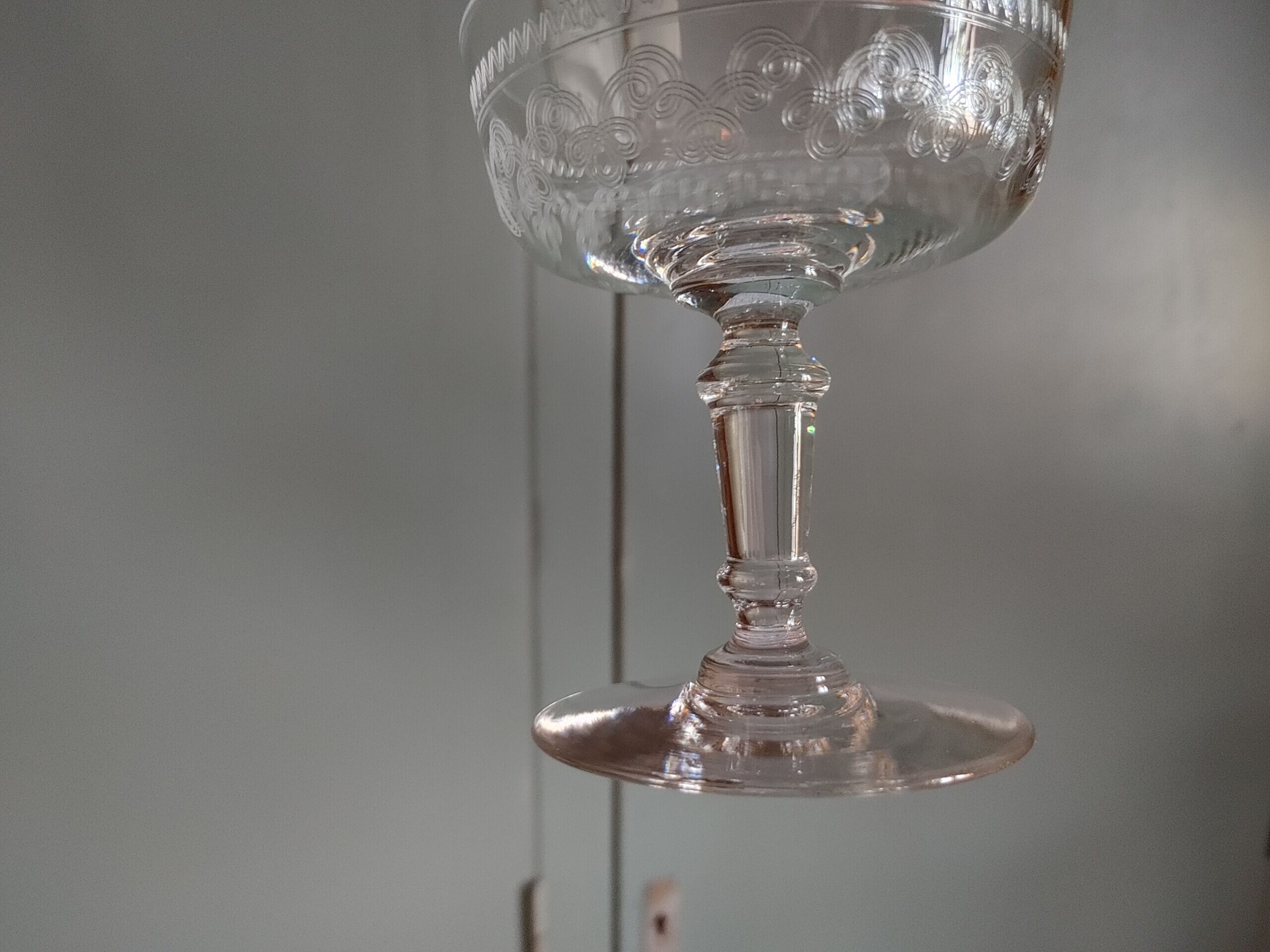 2 Coupes à champagne en cristal de Baccarat beau modèle gravé vers 1900