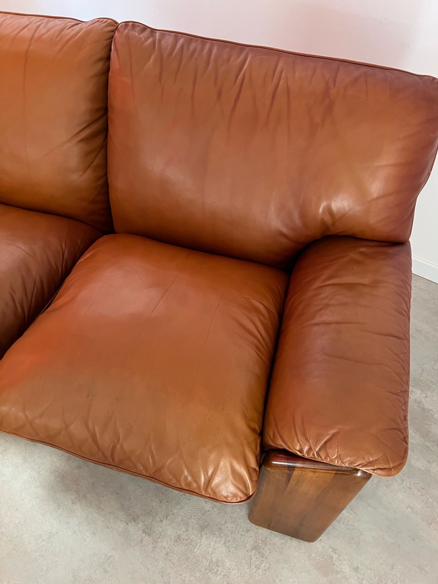 Old 2-seater leather and walnut sofa design 70s Mobil Girgi Mario Marenco vintage Italy