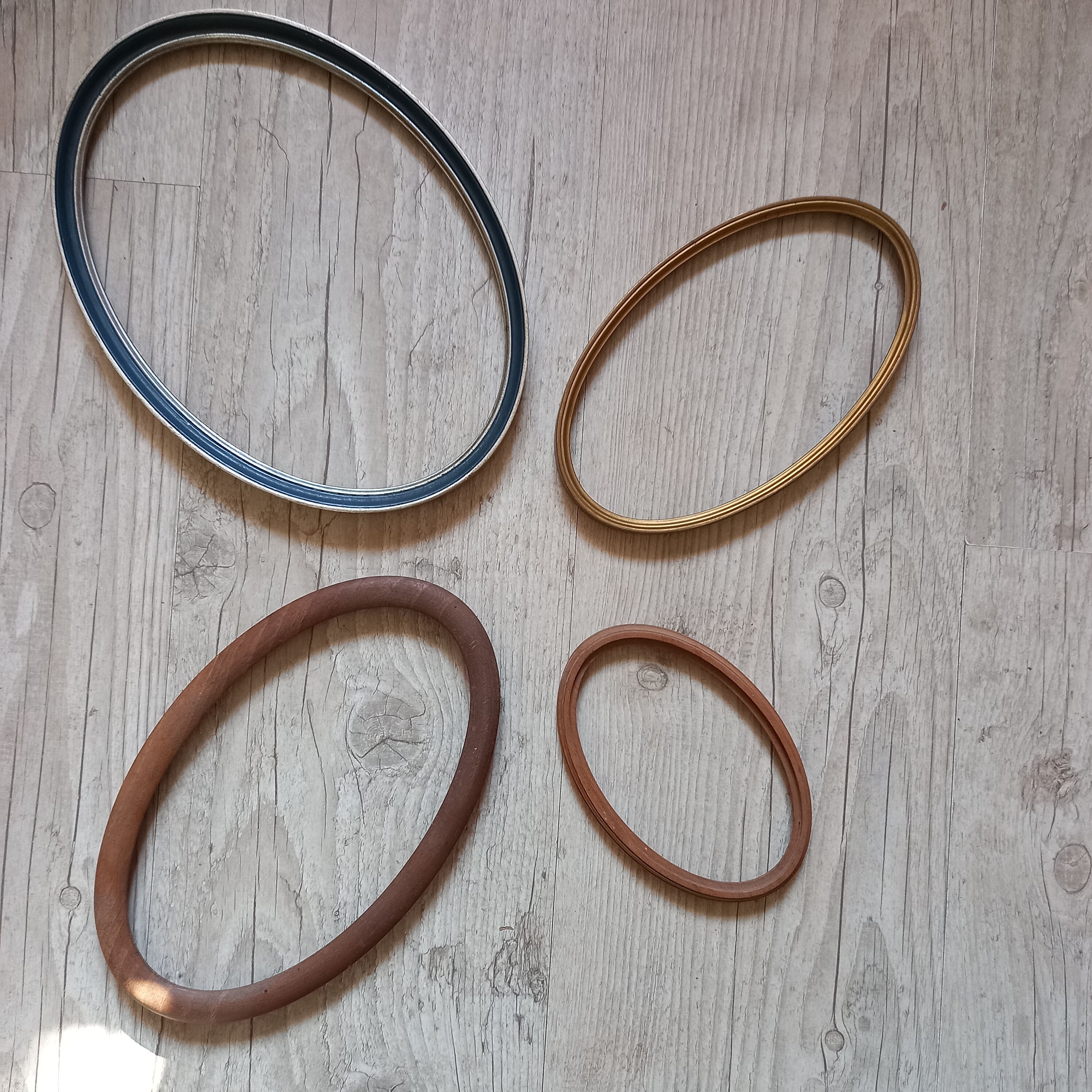 Set of 4 oval frames