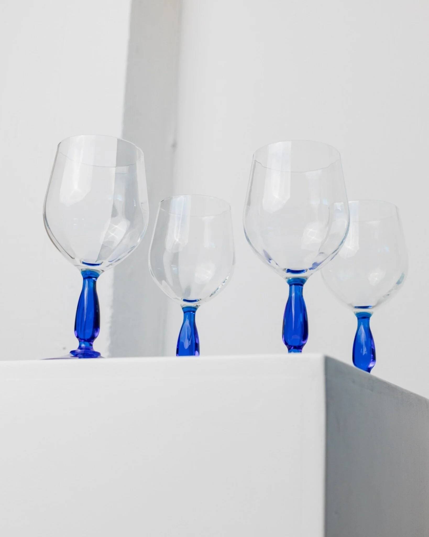 Set of 4 vintage Italian glass wine glasses, clear bowls with royal blue stems, 1980s MCM style