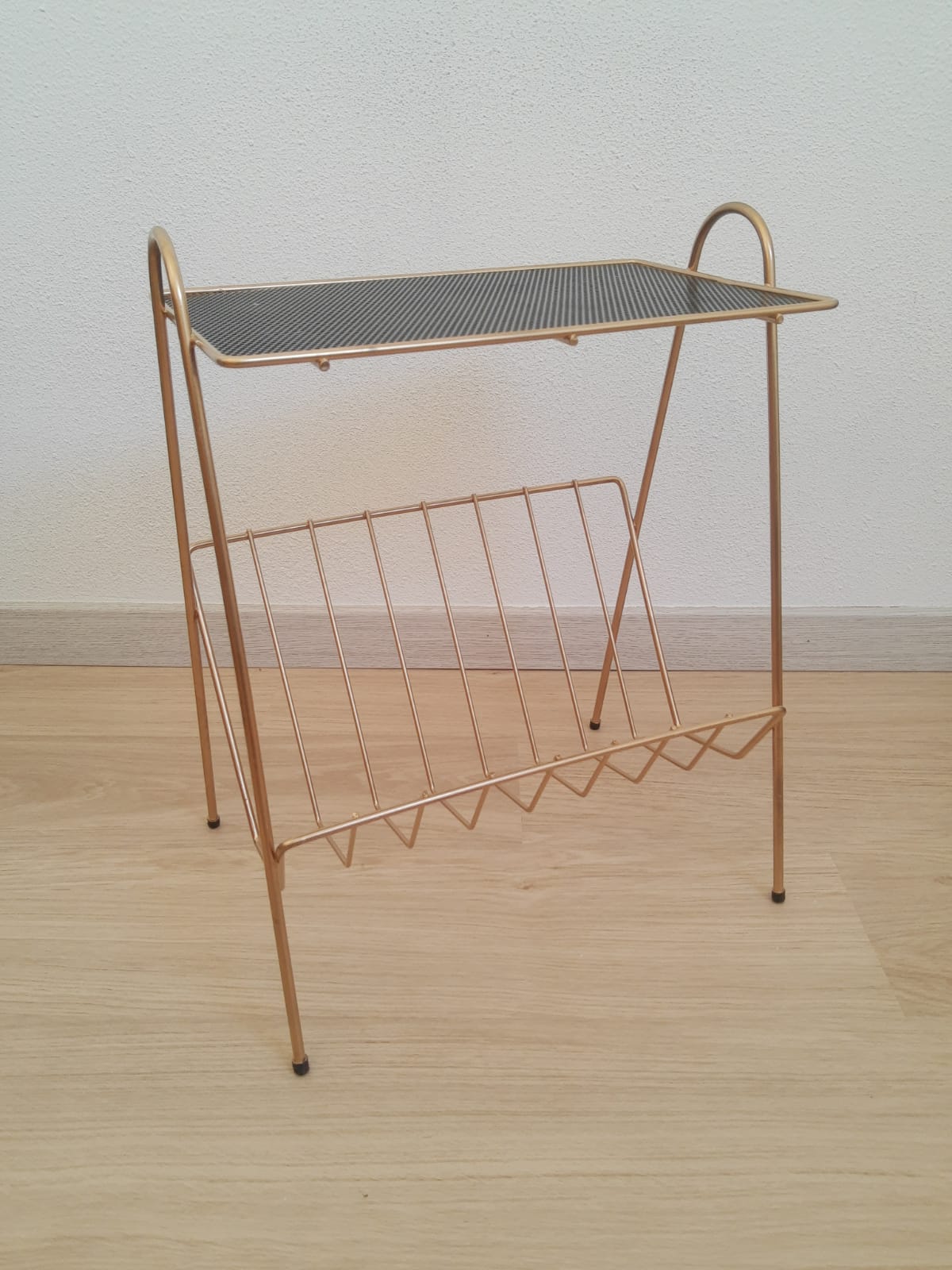 Pedestal table, door magazines in gilded metal years 50 - 60