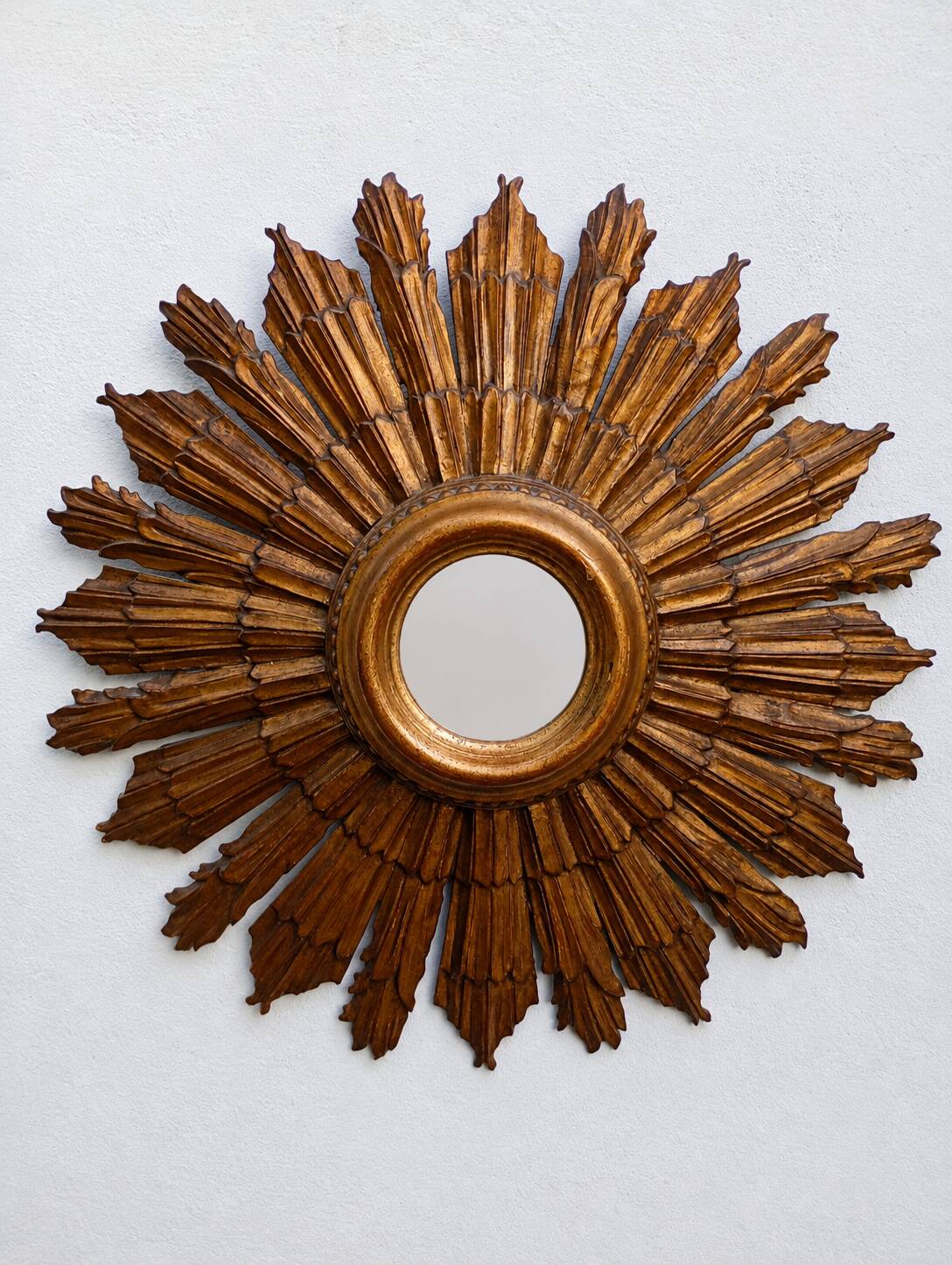 Grand miroir soleil des Pays-Bas en bois sculpté doré – années 60 m