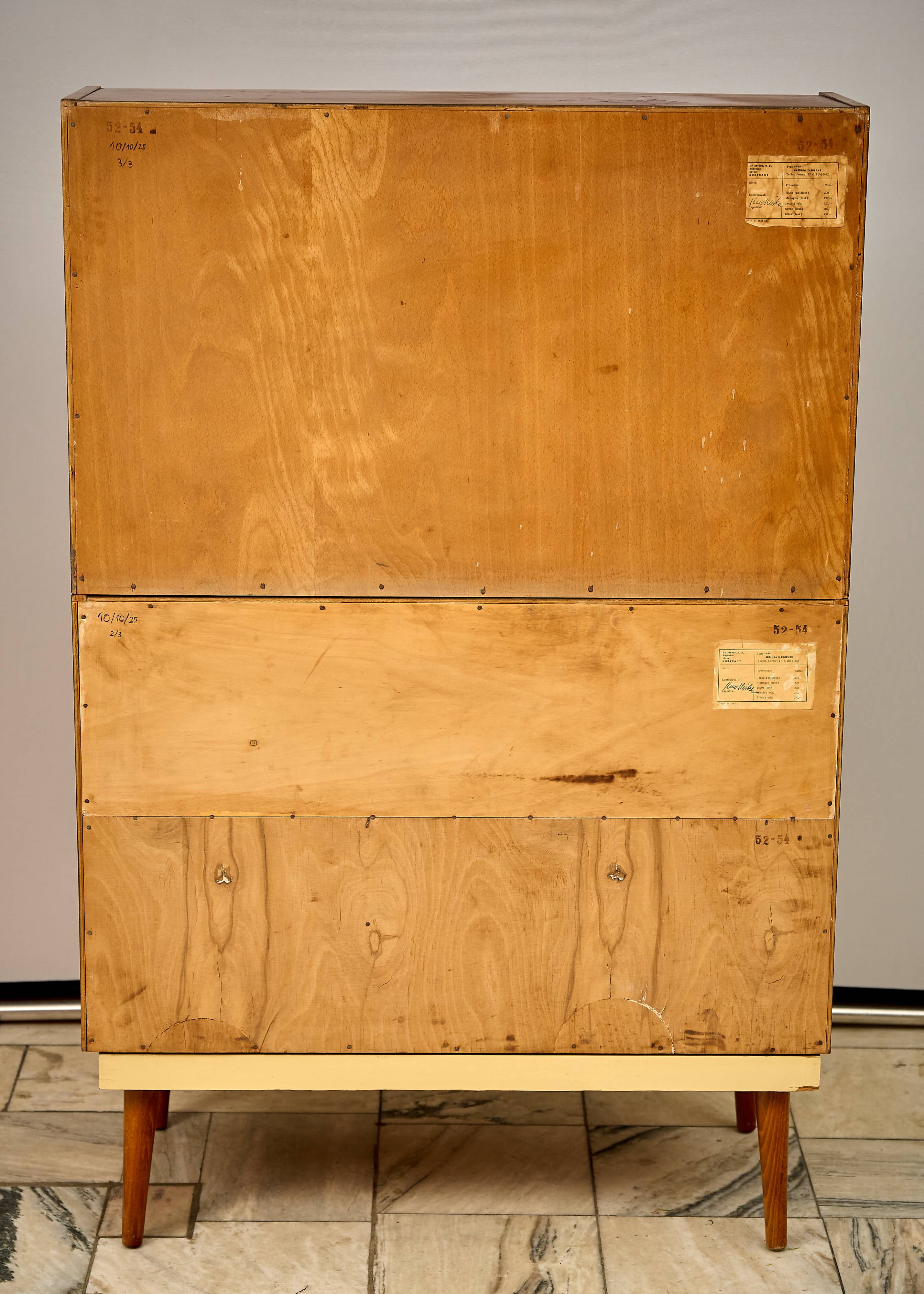 Vitrine du milieu du siècle des années 1960, Tchécoslovaquie