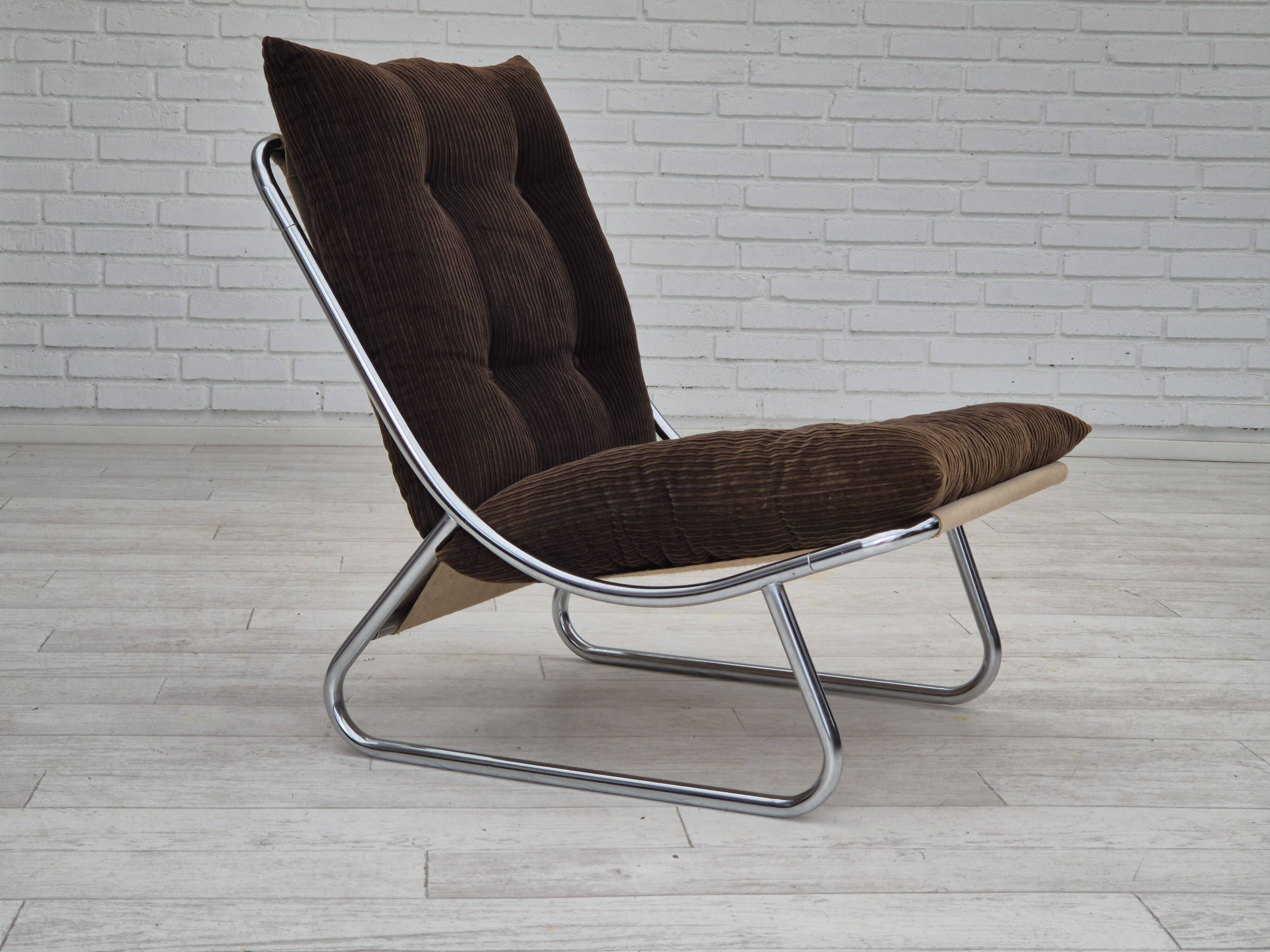 1970s, British design by Peter Hoyte, "Sling" lounge chair, corduroy, original condition.