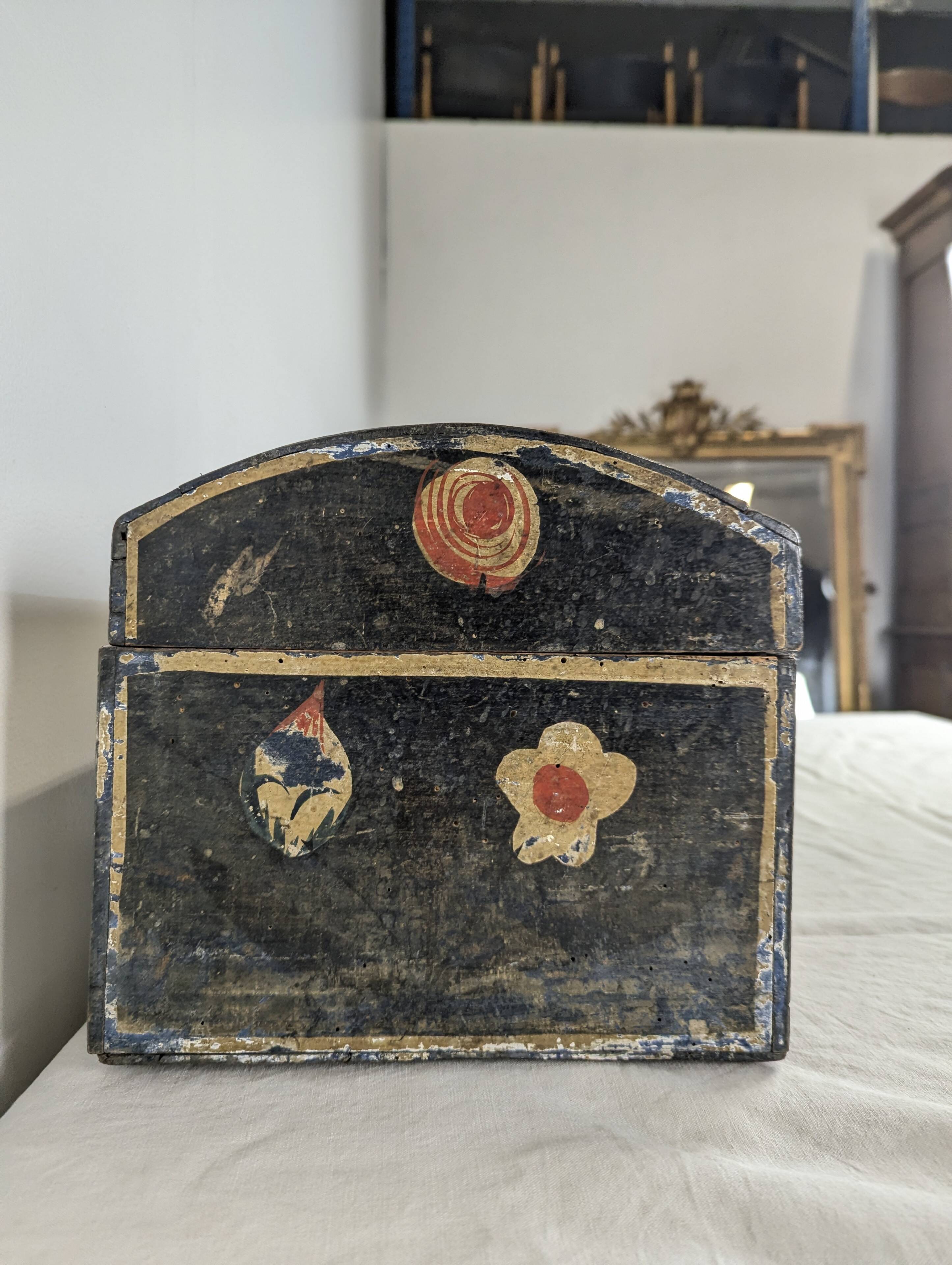 Small Norman wedding chest from the 19th century.