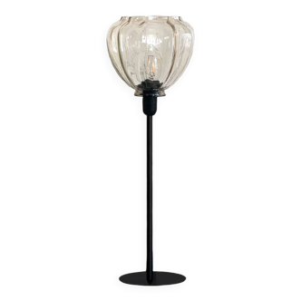 Lampe à poser avec un globe ancien en forme d'étoile et un pied noir