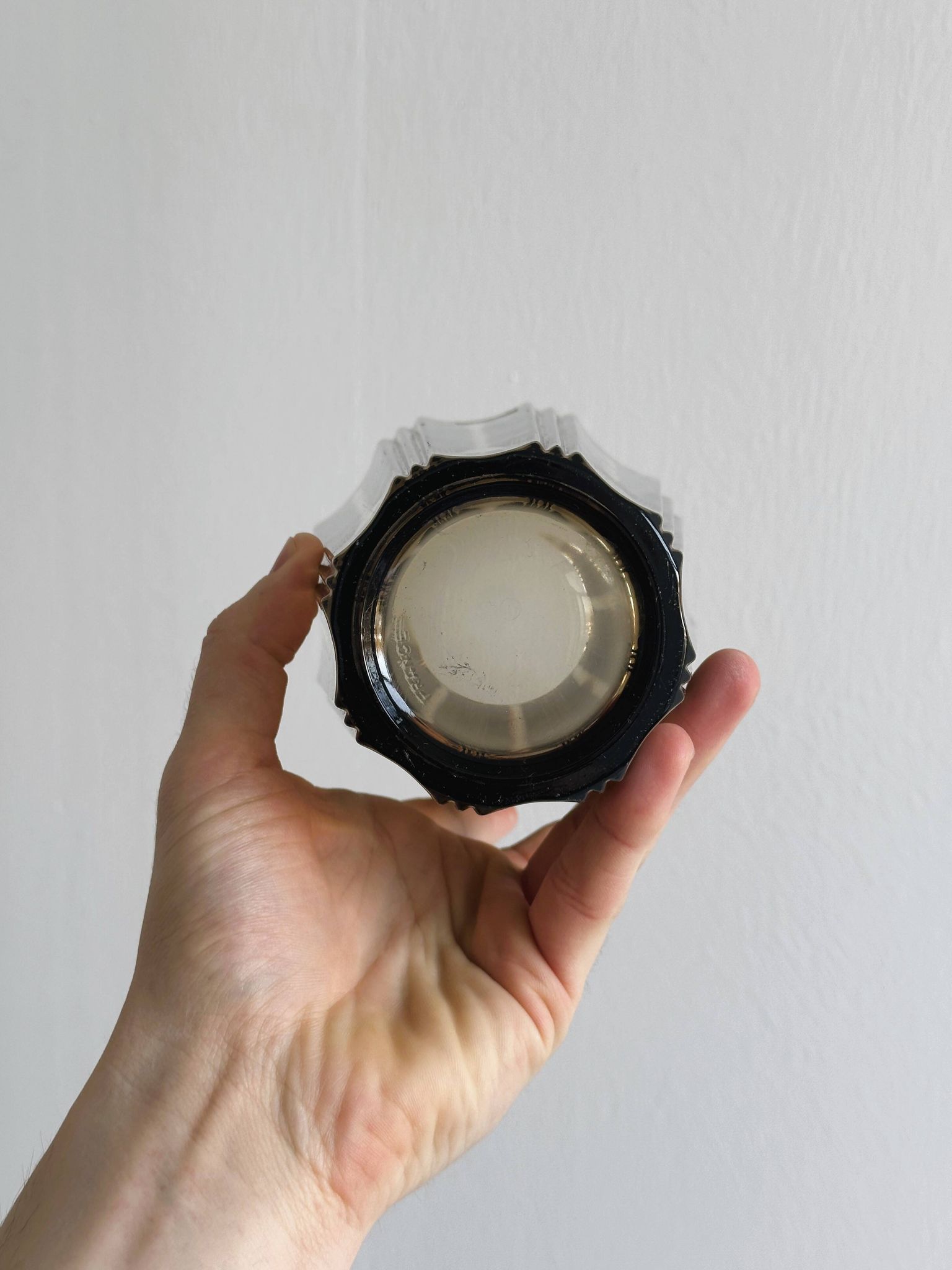 Élégant vase en verre épais fumé