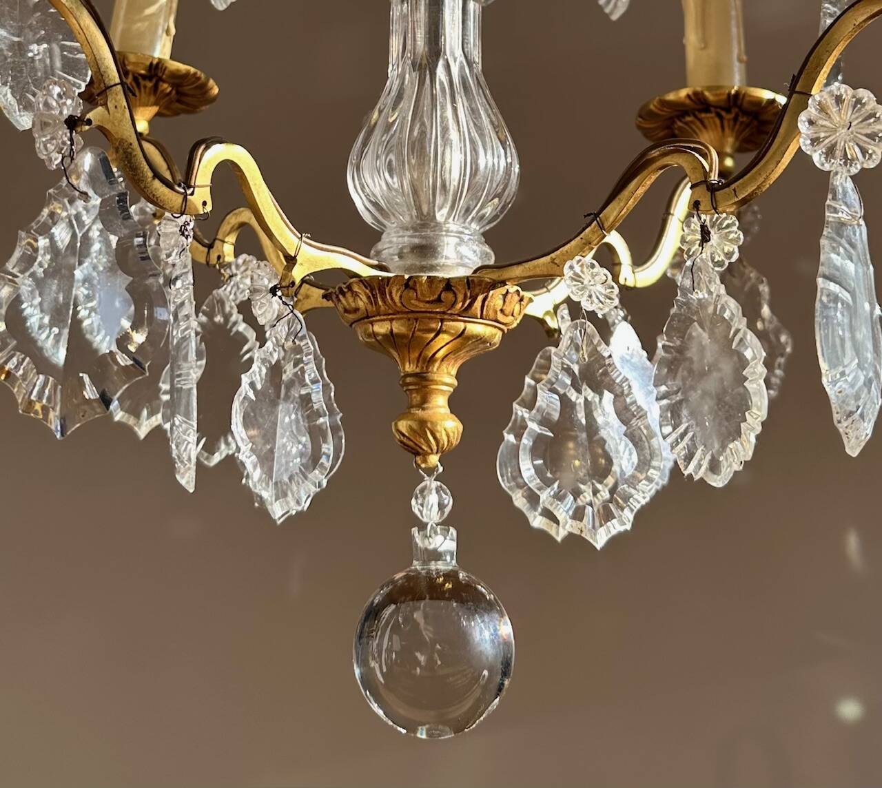 Chandelier set & 4 wall sconces with pendants, Louis XV style, gilded metal