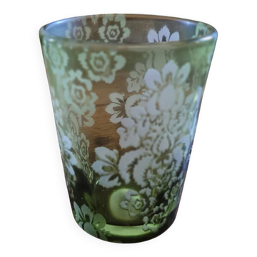 Vase en verre soufflé vert dégradé à décor floral gravé