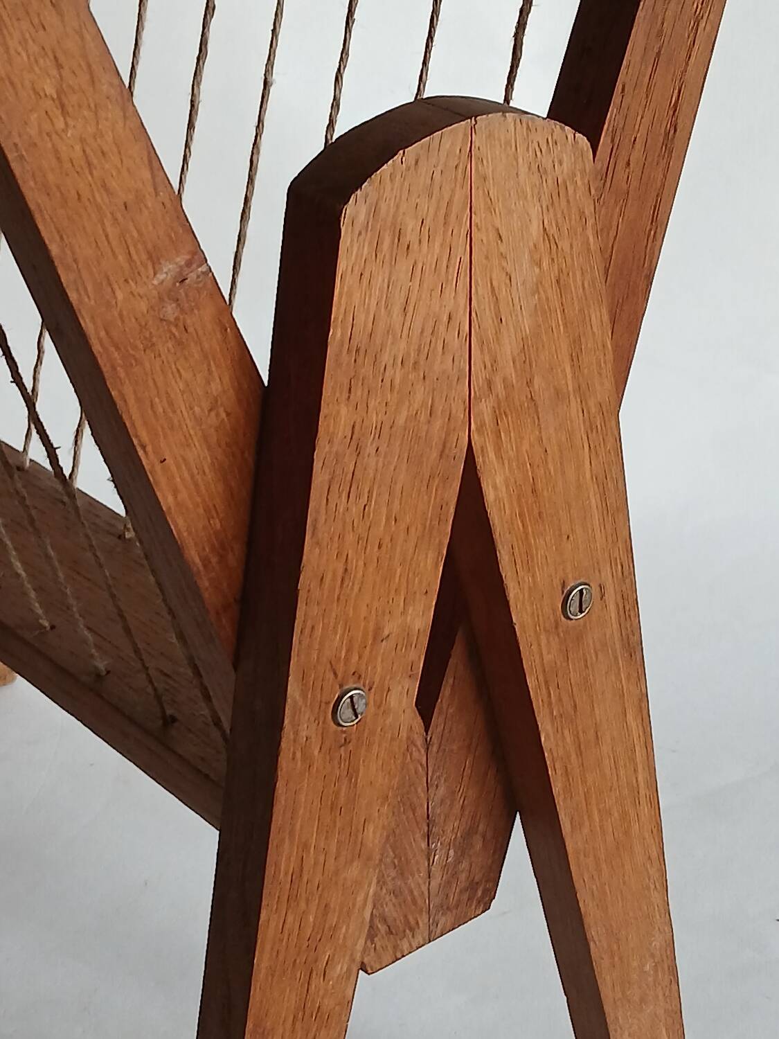 Magazine rack with compass legs in oak and rope, 1950s.