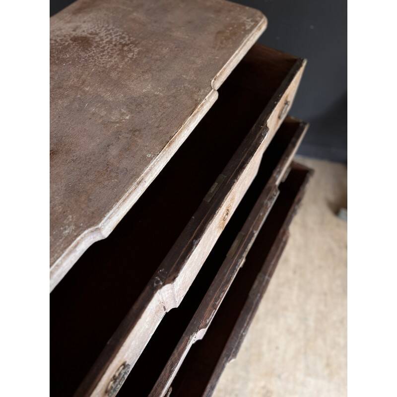 Distressed chest of drawers