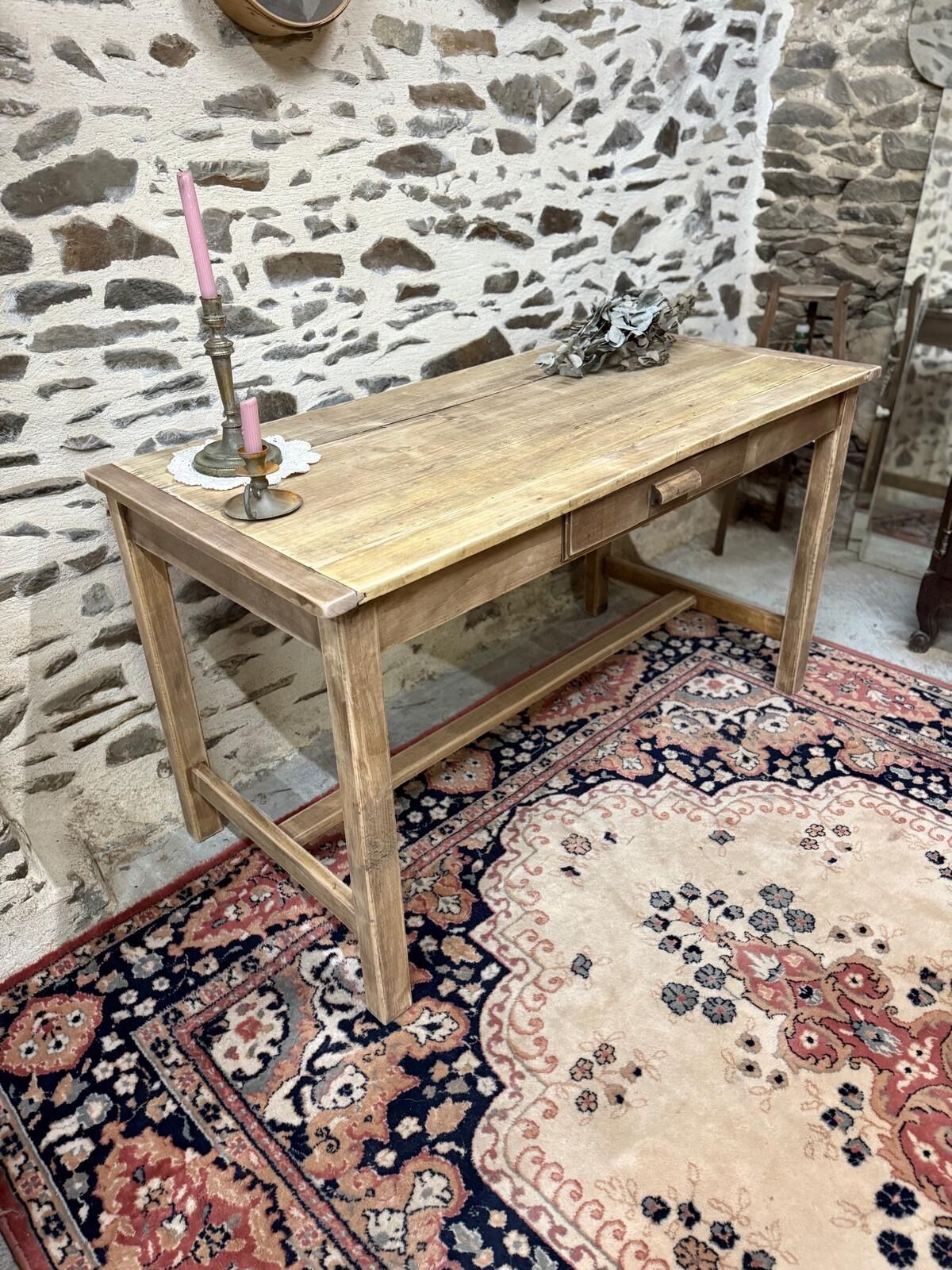 Jolie table ou bureau en bois décapé