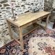 Jolie table ou bureau en bois décapé