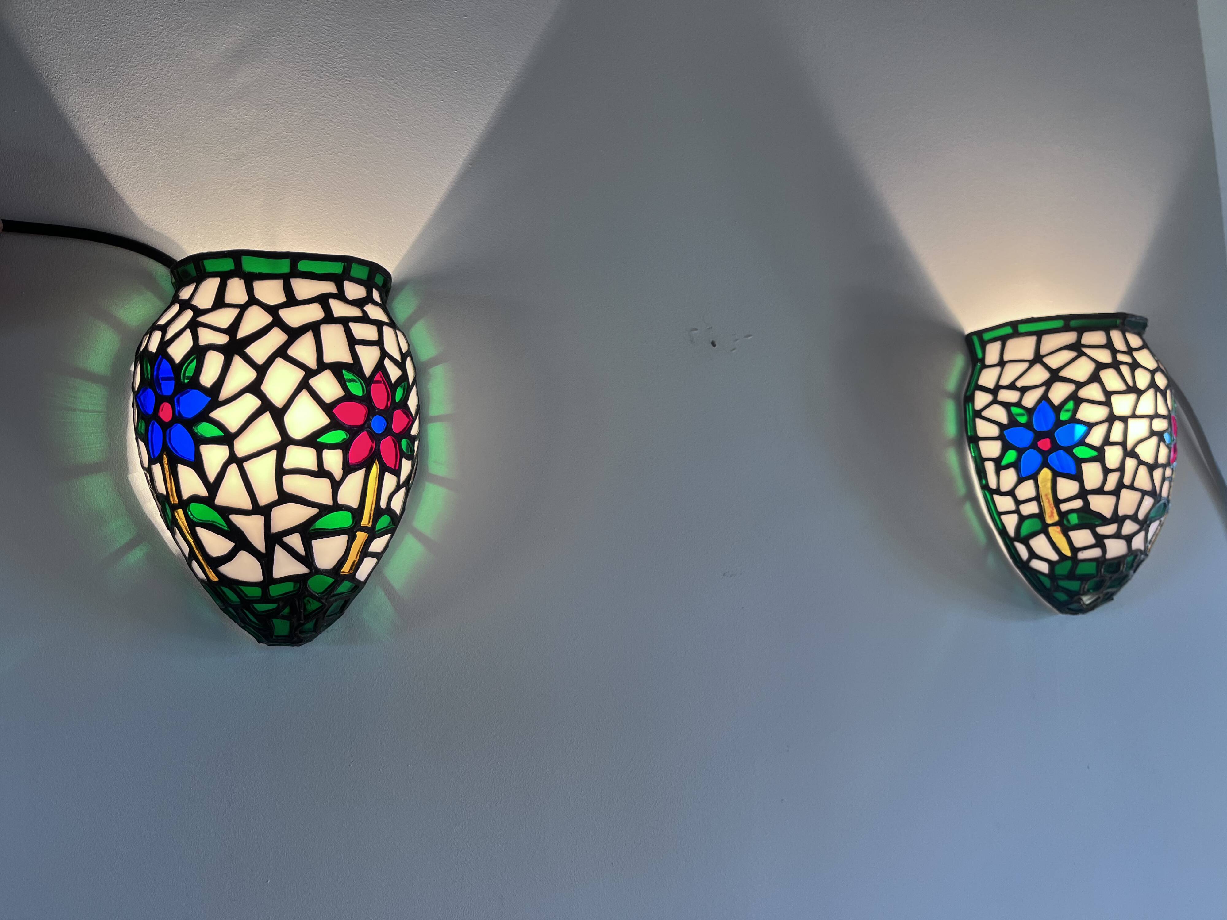 Paire d’appliques murales style Tiffany en mosaïque de verre coloré