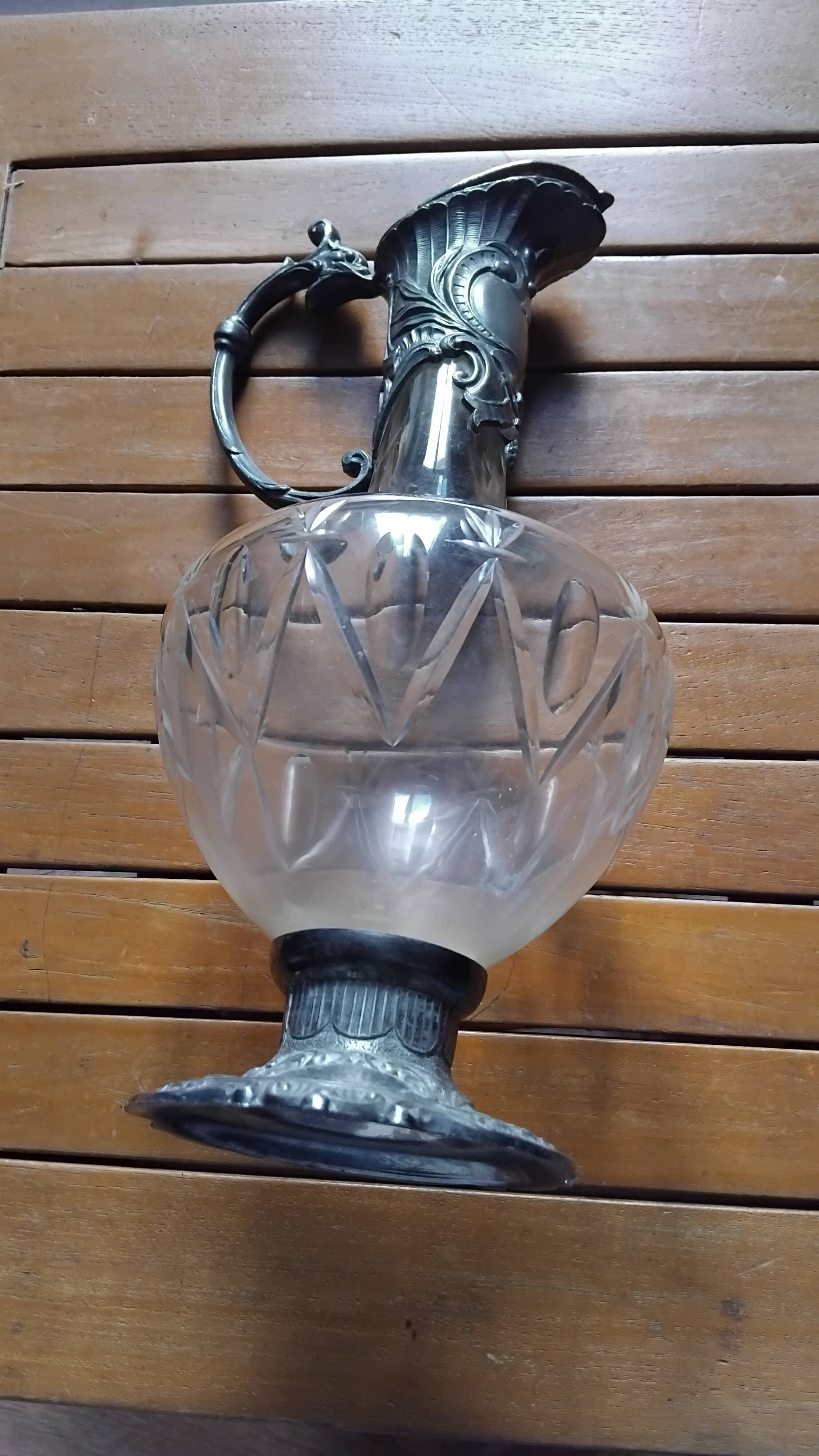 Carafe aiguière très ancienne ciselée et étain