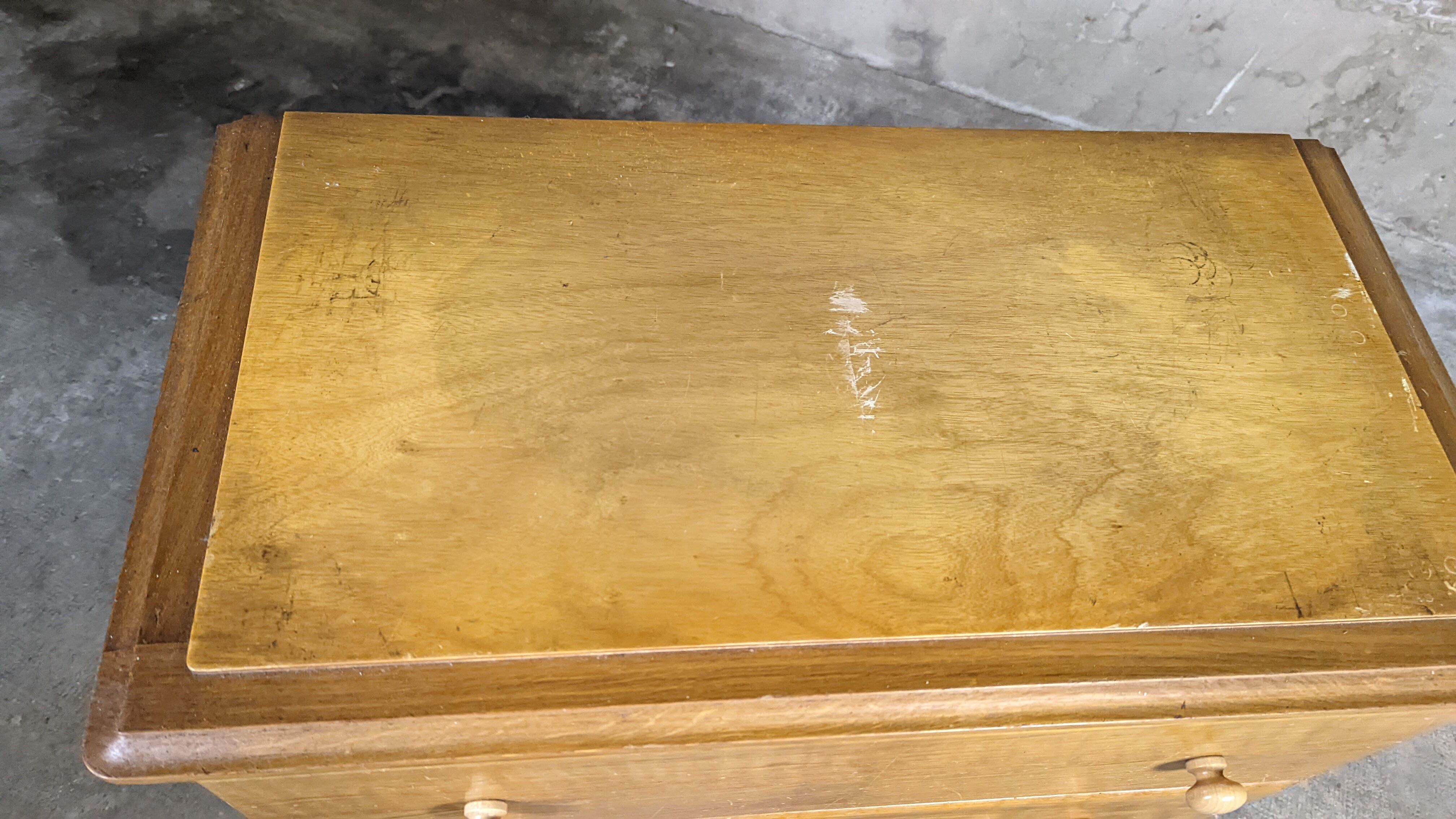 Scandinavian compass foot dresser