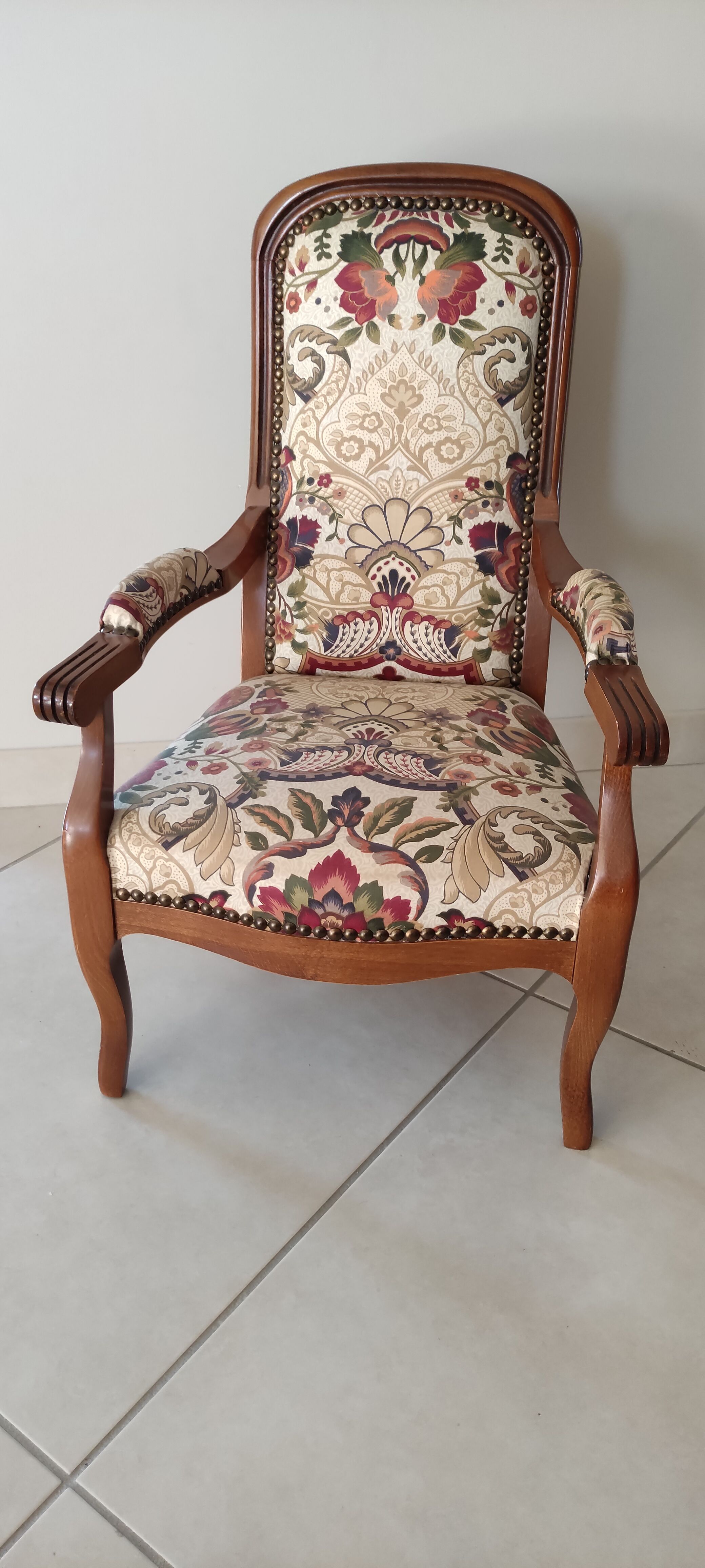Fauteuil Voltaire en bois et tissu
