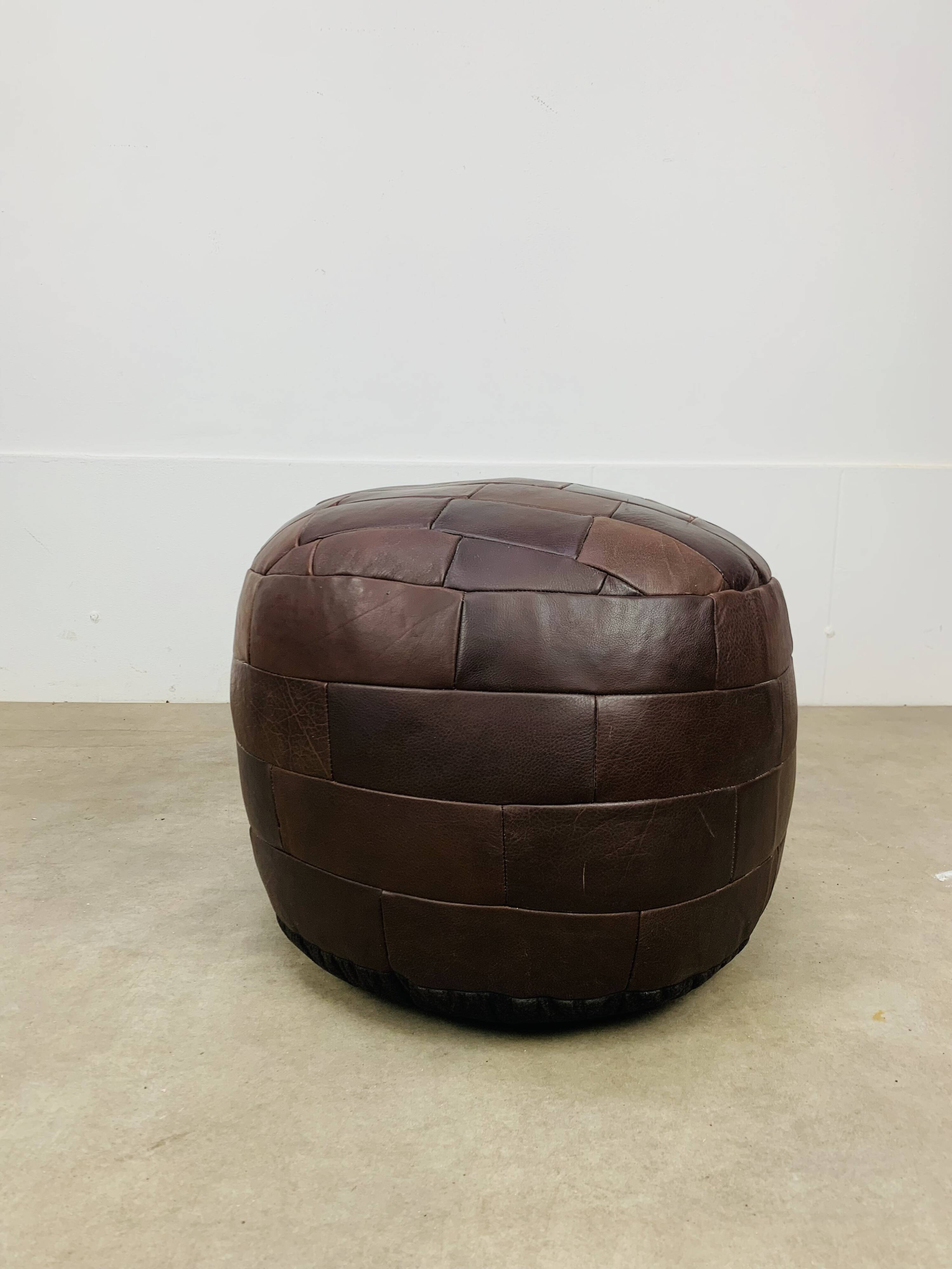 Pouf en patchwork de cuir dans le goût de De Sede, années 70