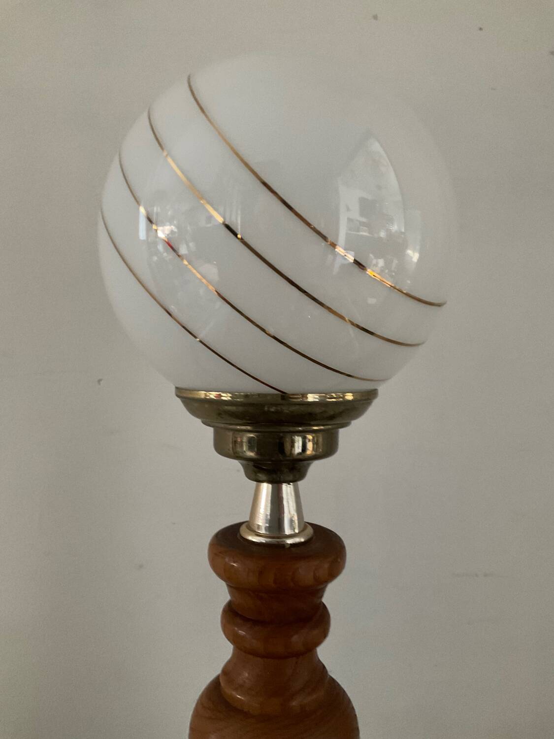 Vintage lamp from the 60s and 70s in wood and opaline