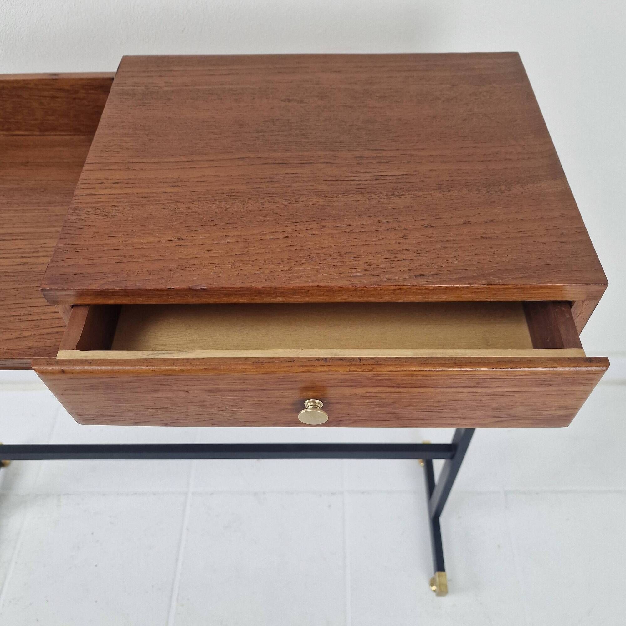 Table console / coiffeuse italienne du milieu du siècle avec des éléments en laiton, années 1950.