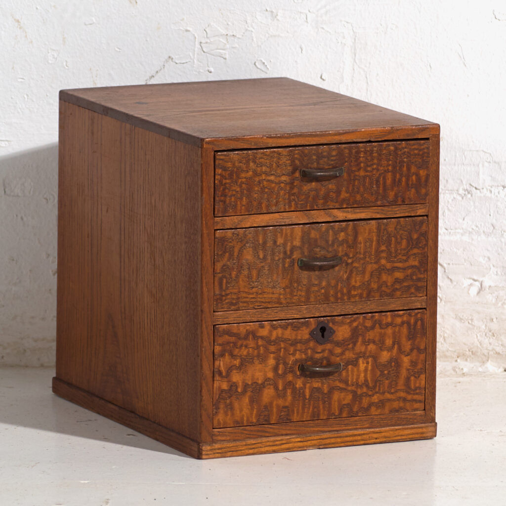 Petite commode ancienne japonaise – période Showa (c.1926-1945)