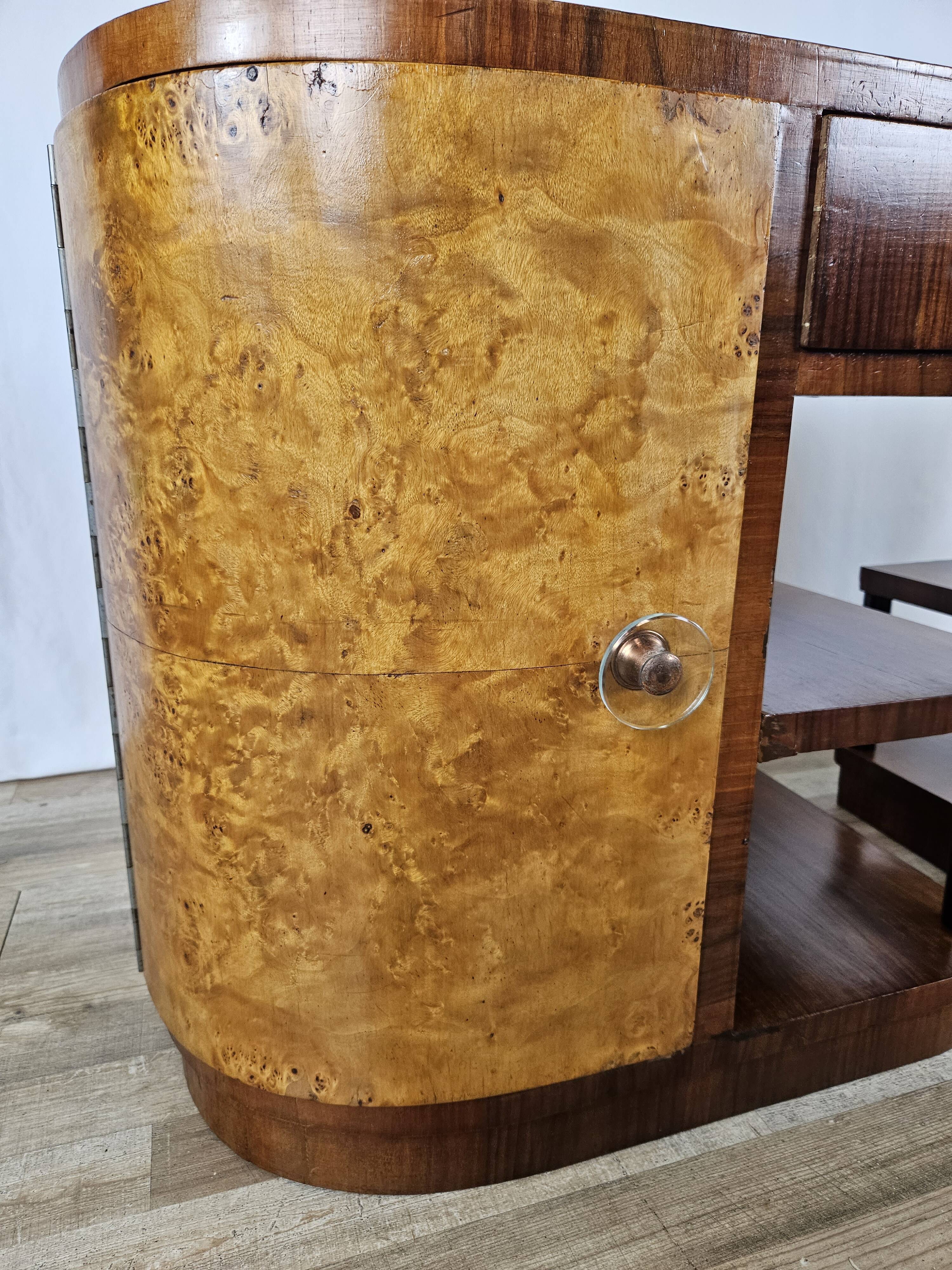 Pair of Art Decò bedside tables in walnut and thuja