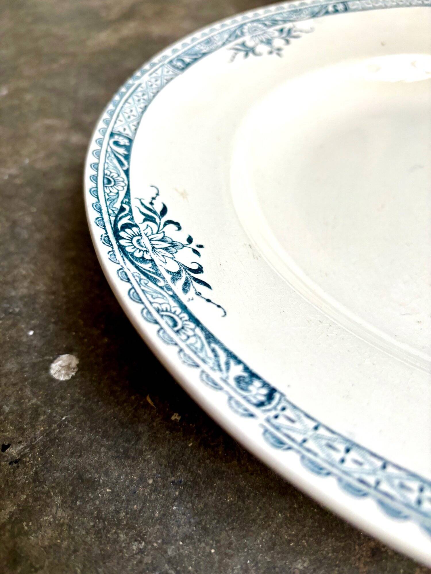 Longchamp hollow round dish in iron earth, "Lily" service