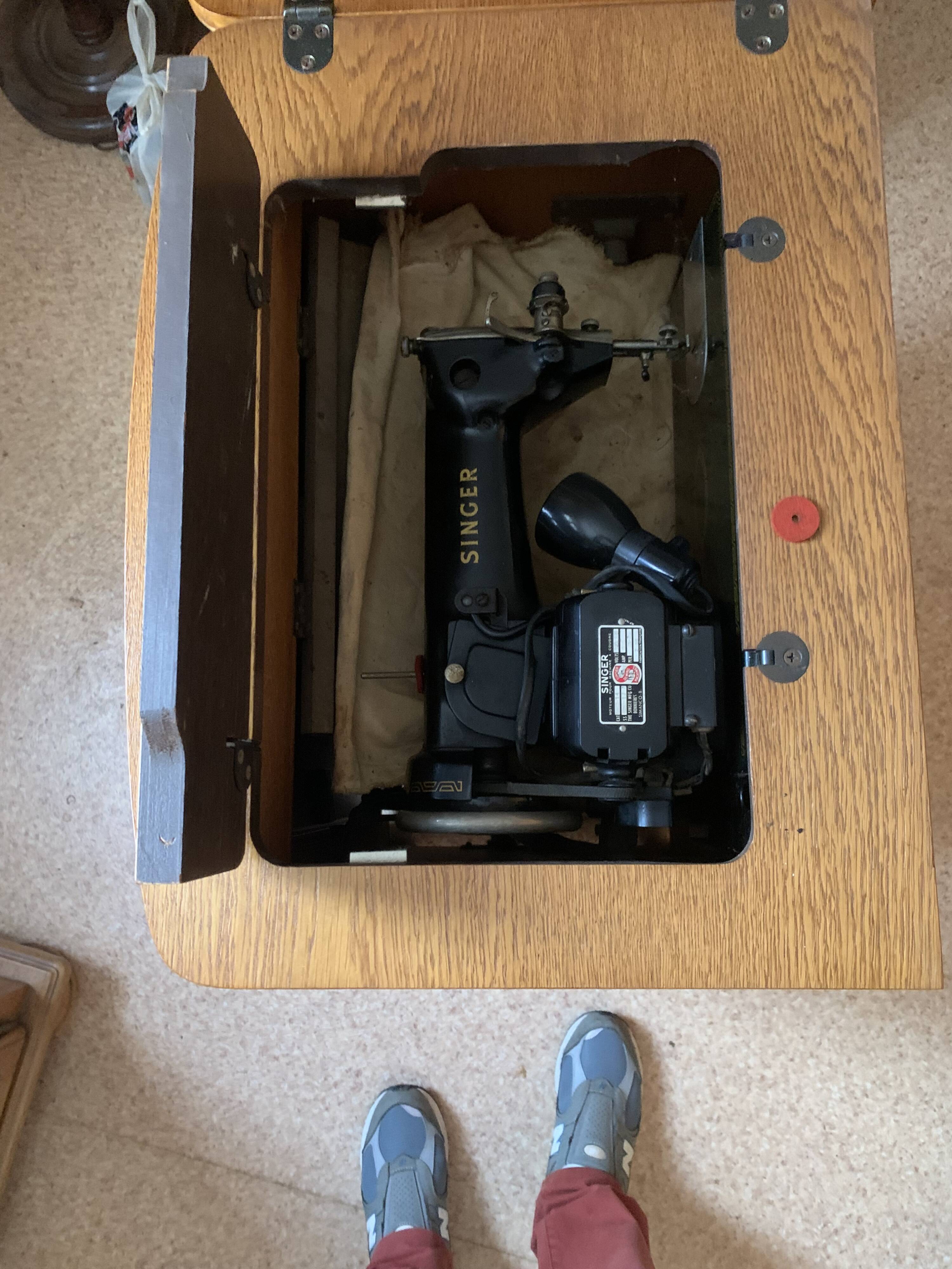 Singer sewing machine from the 1960s model 197 b with art deco furniture