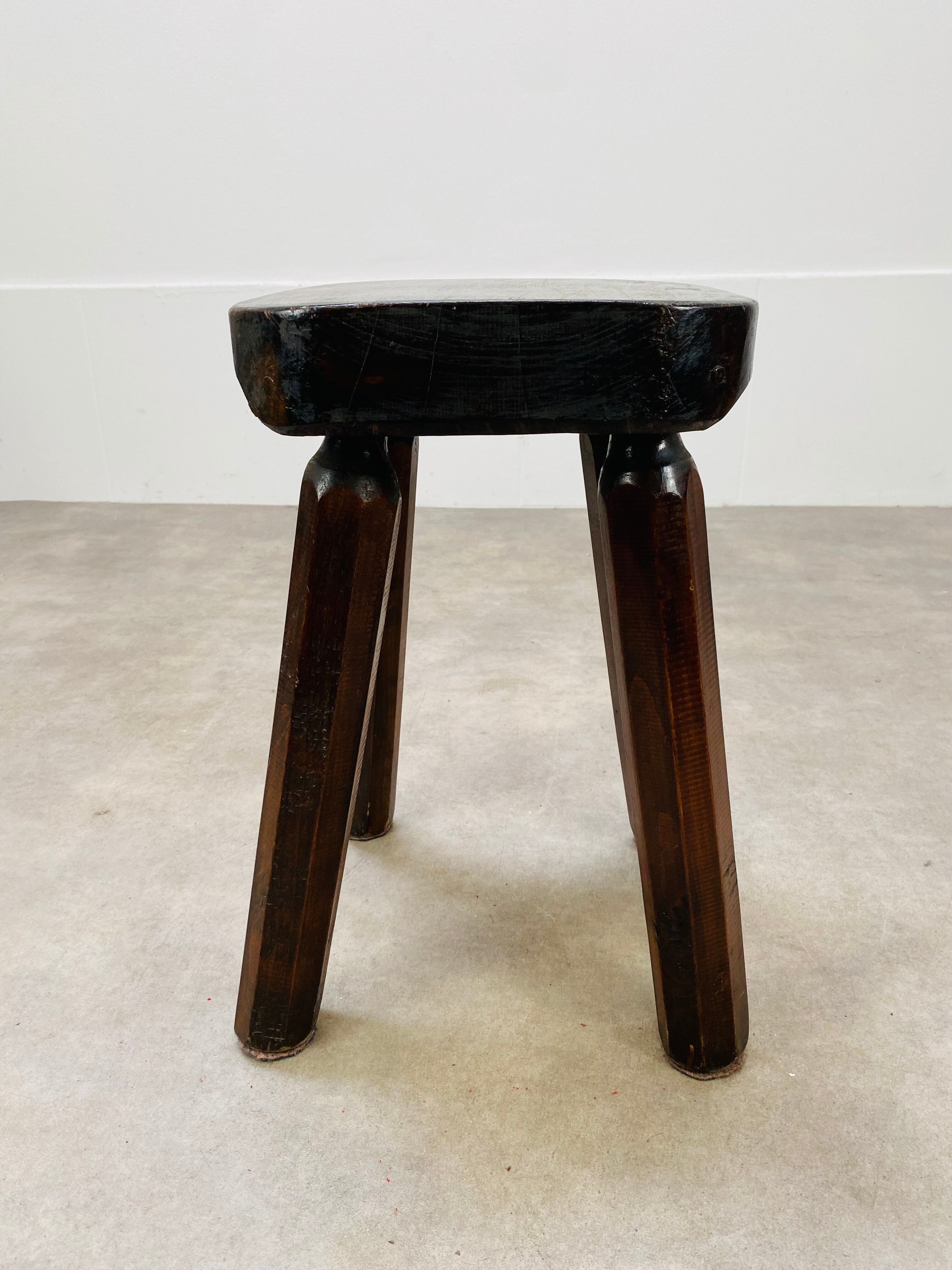 Tabouret brutaliste en bois massif style chalet