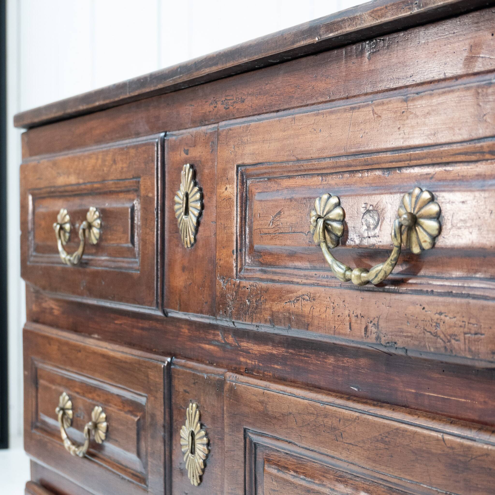 Commode Française Louis XVI en noyer, 18ème