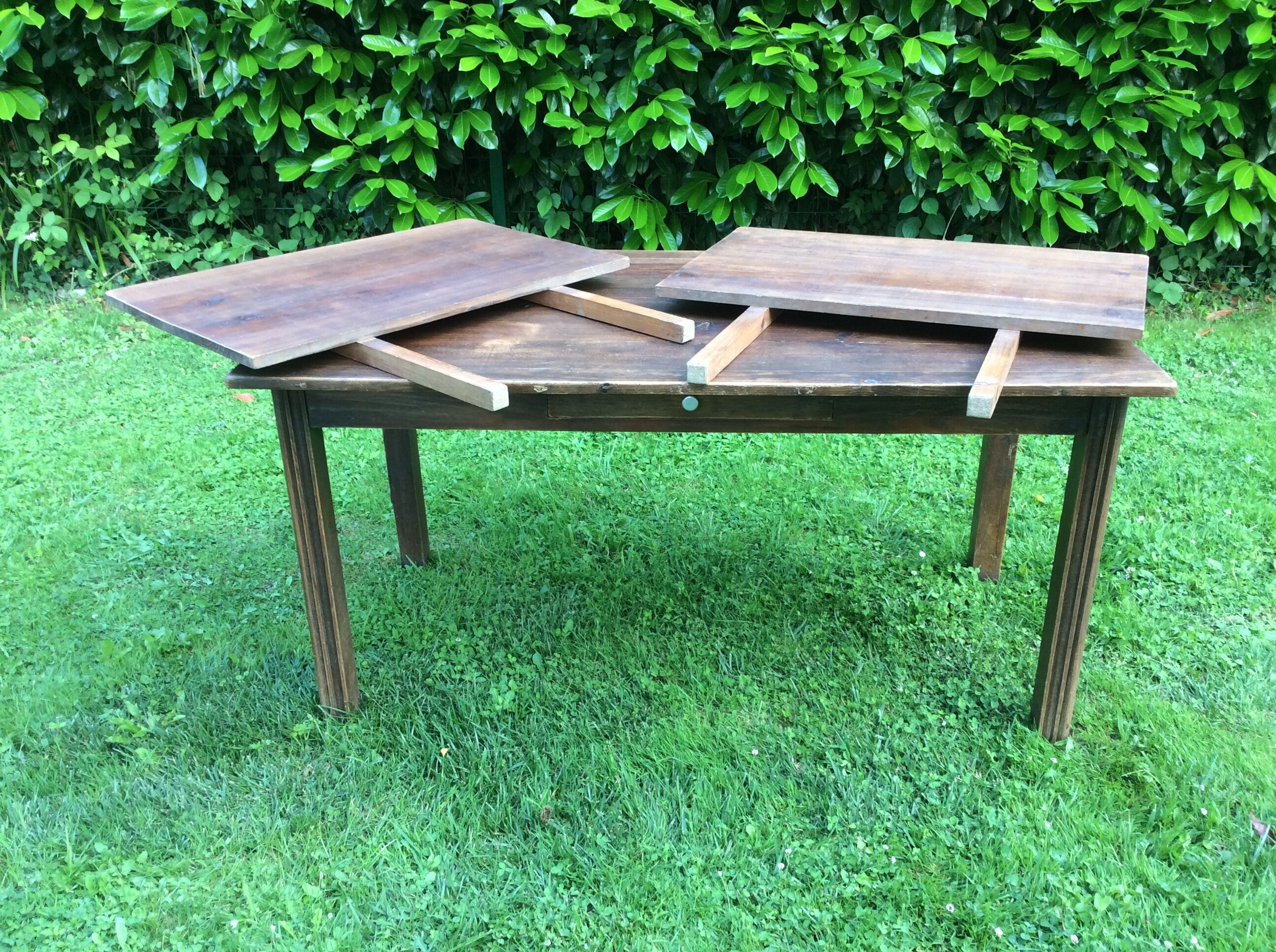 Extendable farm table