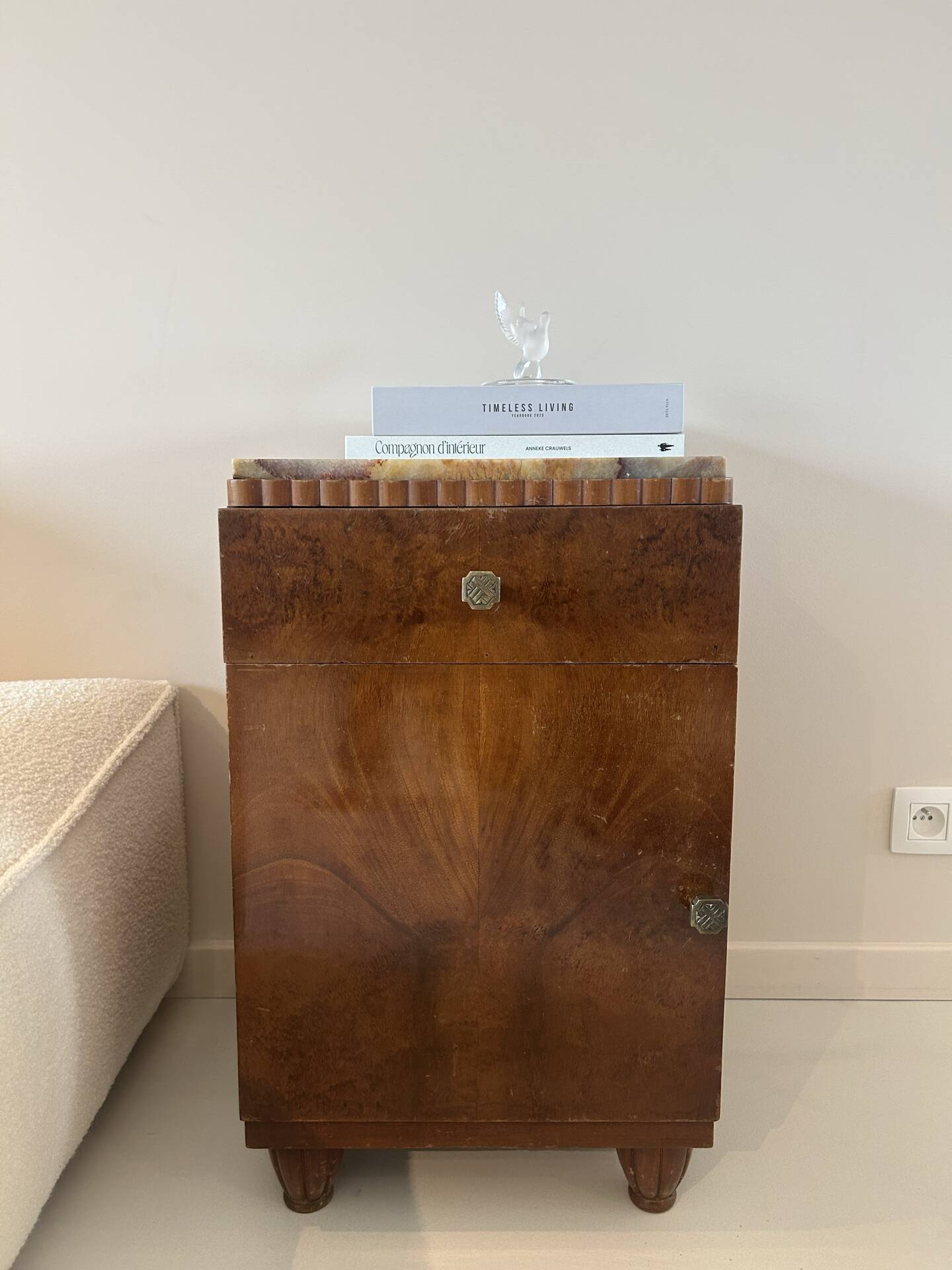 Table de chevet Art Déco — placage ronce de noyer, plateau onyx, poign